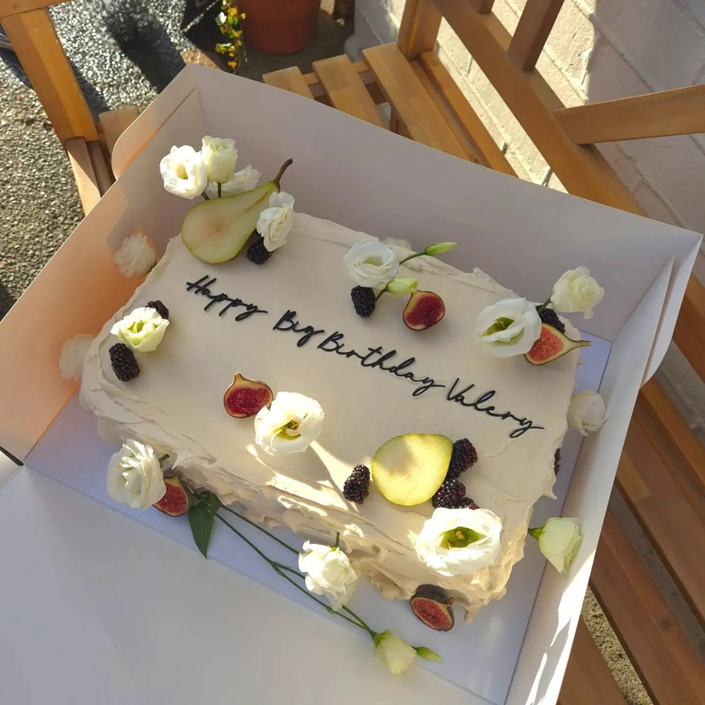 A beautiful orchard-inspired sheet cake.

Soft ivory Swiss meringue buttercream with gently textured, rustic edges, adorned with fresh figs, ripe pear slices, juicy blackberries and delicate white lisianthus blooms.

A specially curated flavour: laye