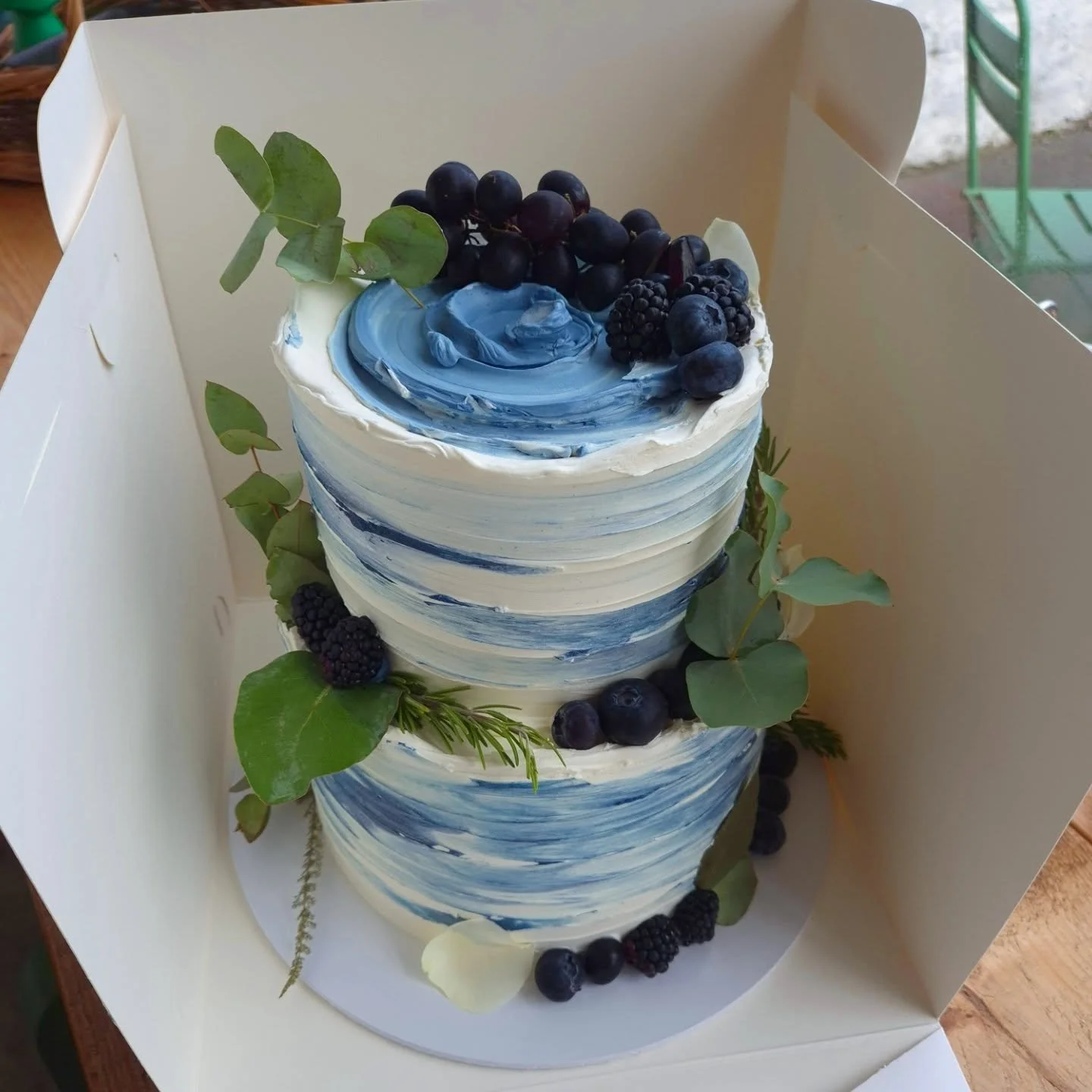 A wild blue cake for @polgoonvineyard 🌊

Reminiscent of crashing waves, finished with soft greenery and dark berries, like a Cornish Summer by the sea 🤍