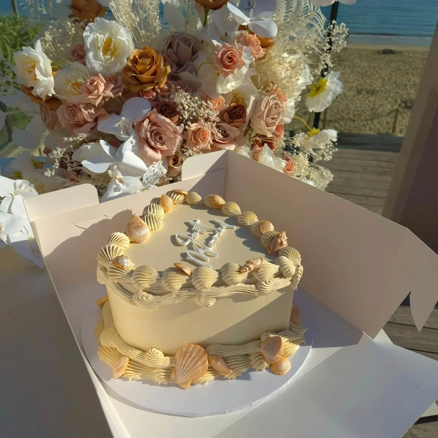 Just married 🐚

One of my favourite cakes to date.

A gorgeous sunny beach set-up at @carbisbayestate, paired with a bespoke coconut &amp; lime flavour inspired by the bride&rsquo;s travels through Australia &mdash; what more could you want for your