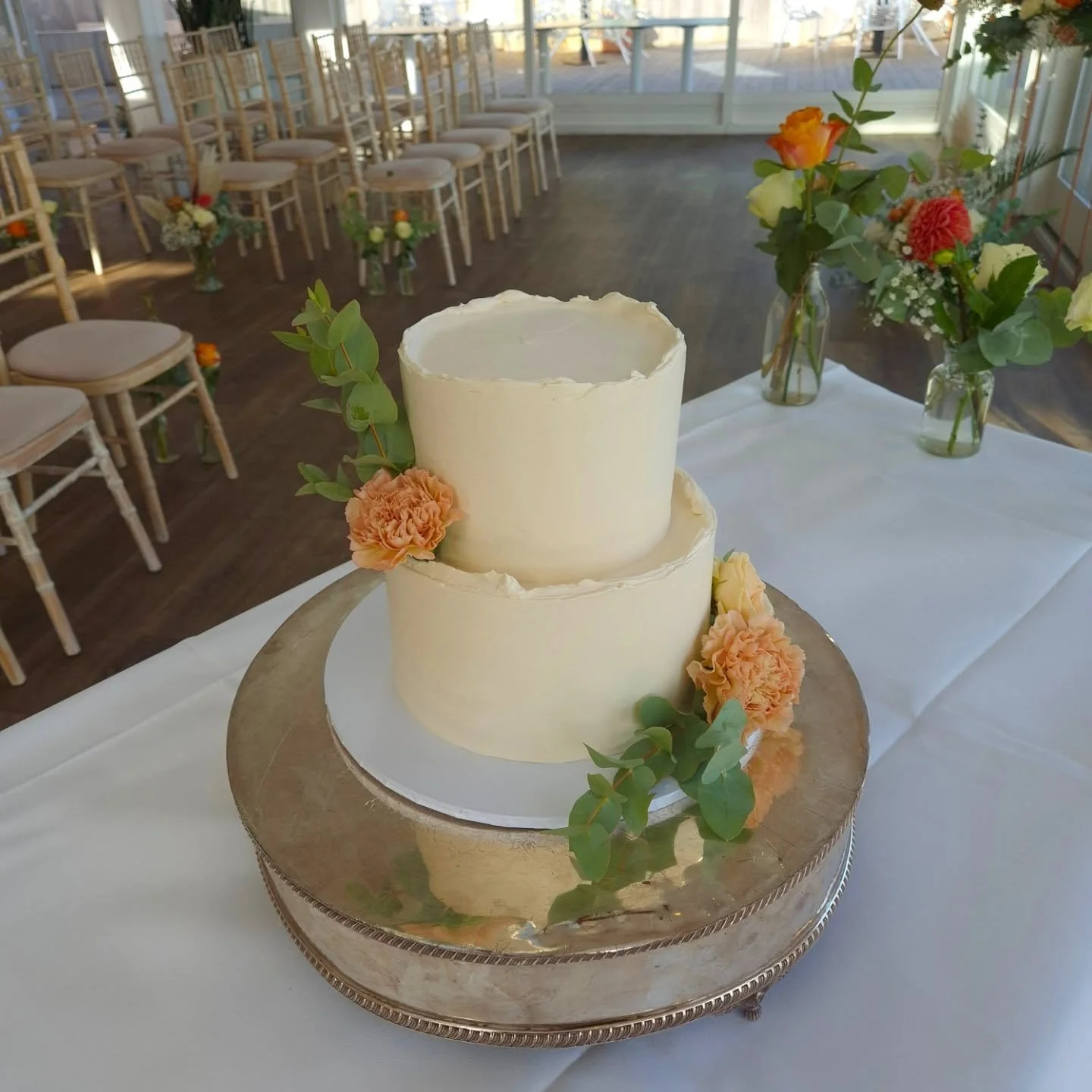 I'm almost there with my 2025 cakes but this beautiful cake couldn't be missed.

2 tiers with a clean finish, fresh peachy tones, raised edges and gorgeous blooms by @twigsandgreens 

A beautiful venue with the best weather October could have blessed