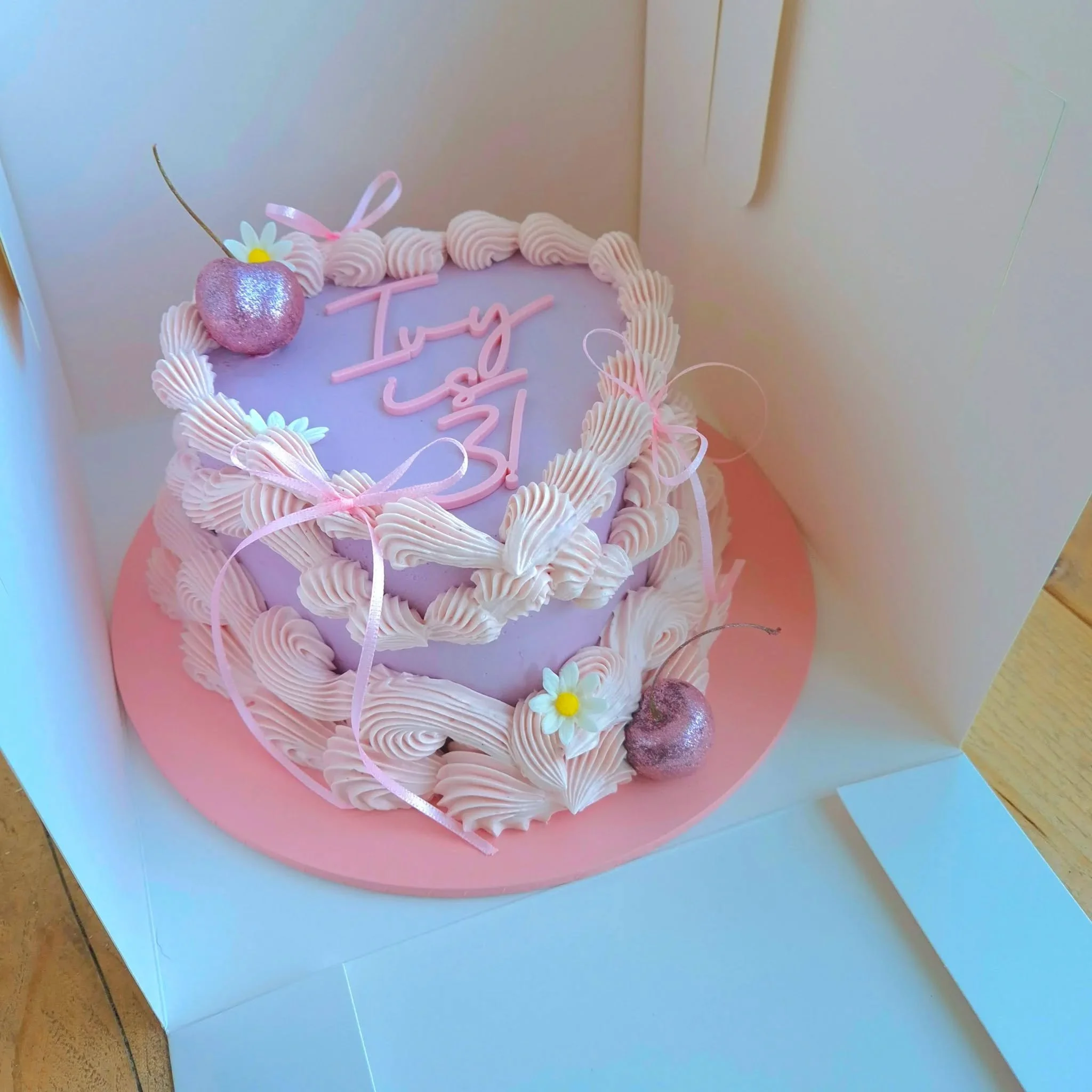 Special little cakes for the lovely @daisylowe 🤍

Swipe to see them all 🍒

#heartcake #flowercake #floralcupcakes