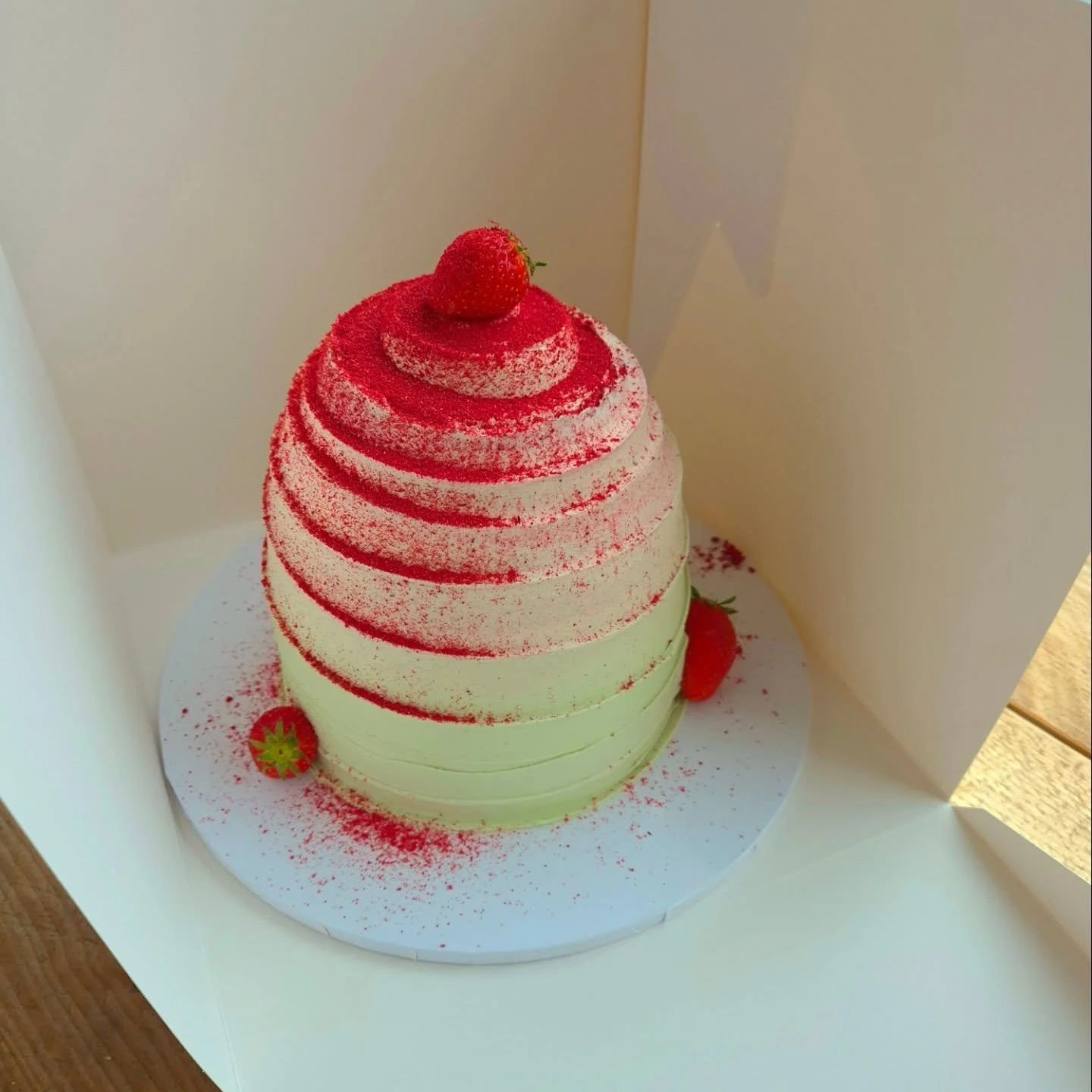 STRAWBERRY MATCHA DOME 🍓

Layers of strawberry and vanilla bean kefir sponge, ceremonial grade matcha Swiss meringue buttercream, sliced macerated organic strawberries, chantilly cream and passionfruit curd.

Then dusted in freeze dried strawberry d