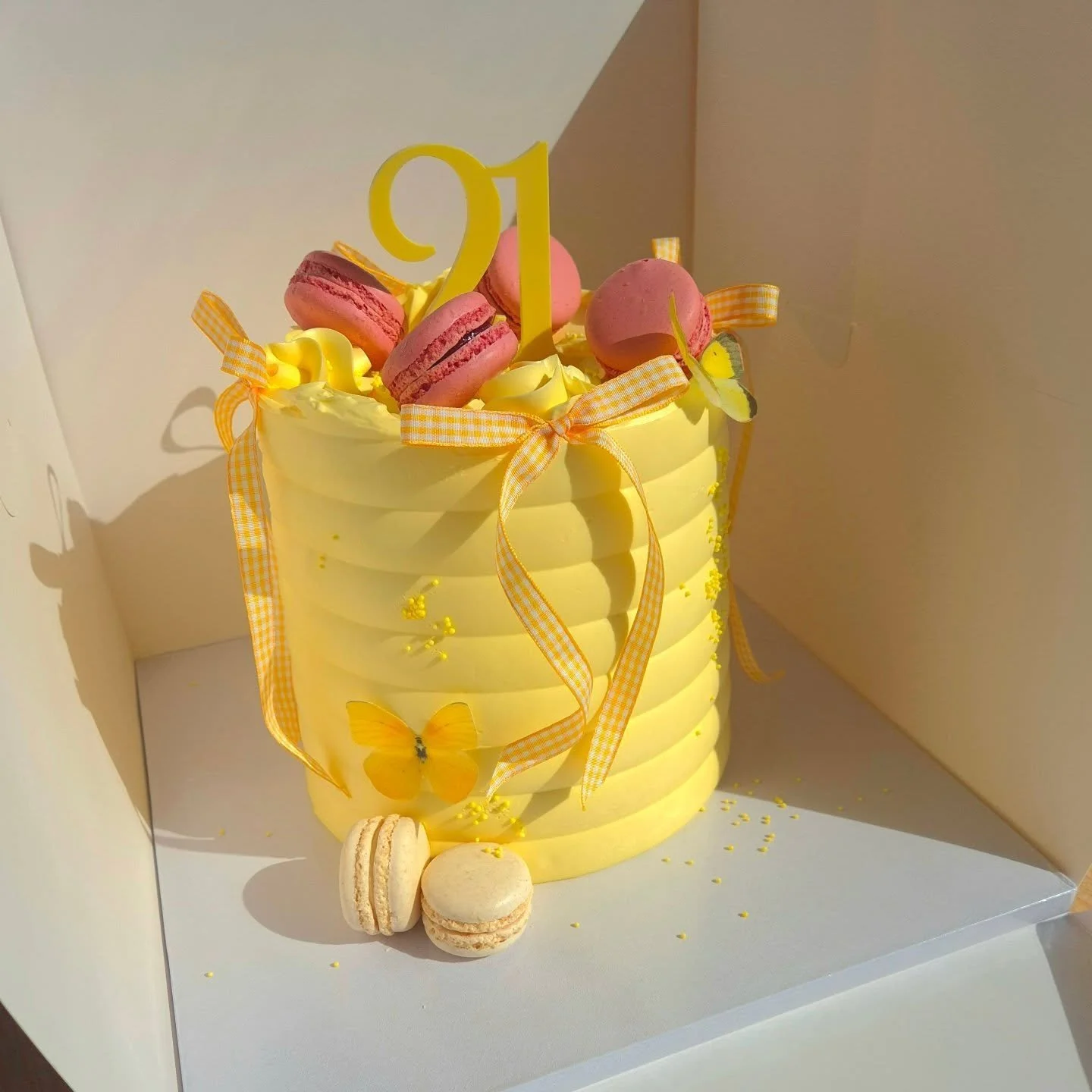 Butter yellow is here to stay 🧈

Chantilly and passionfruit with macarons and edible butterflies. 

I love her 🥹🤍

#amberscakery
