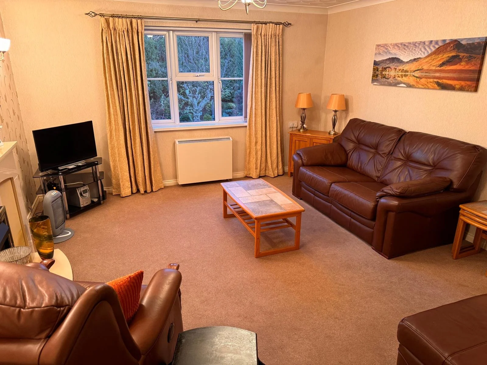 Lounge 1.jpg