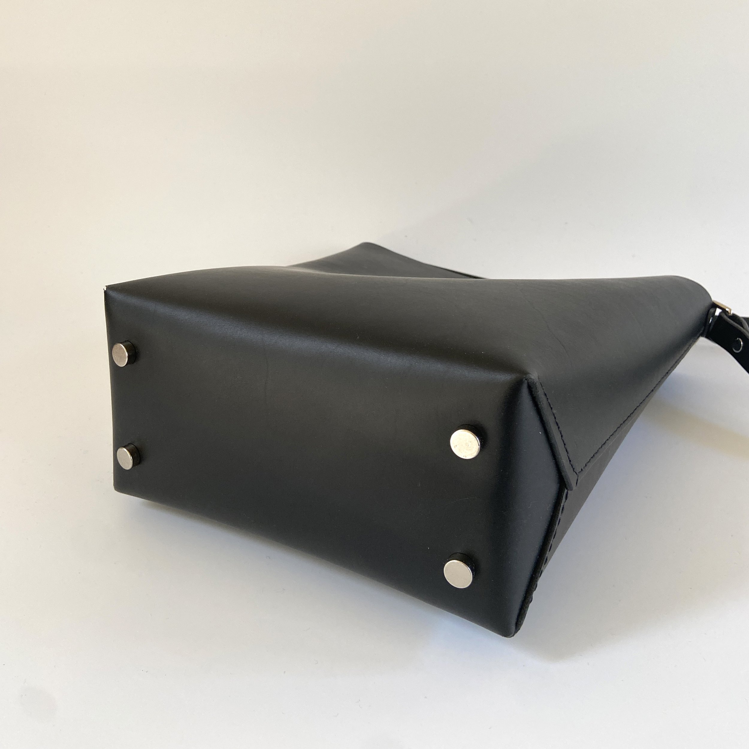 0_EverydayBag_Blk_Shoulder_Bottom.JPG