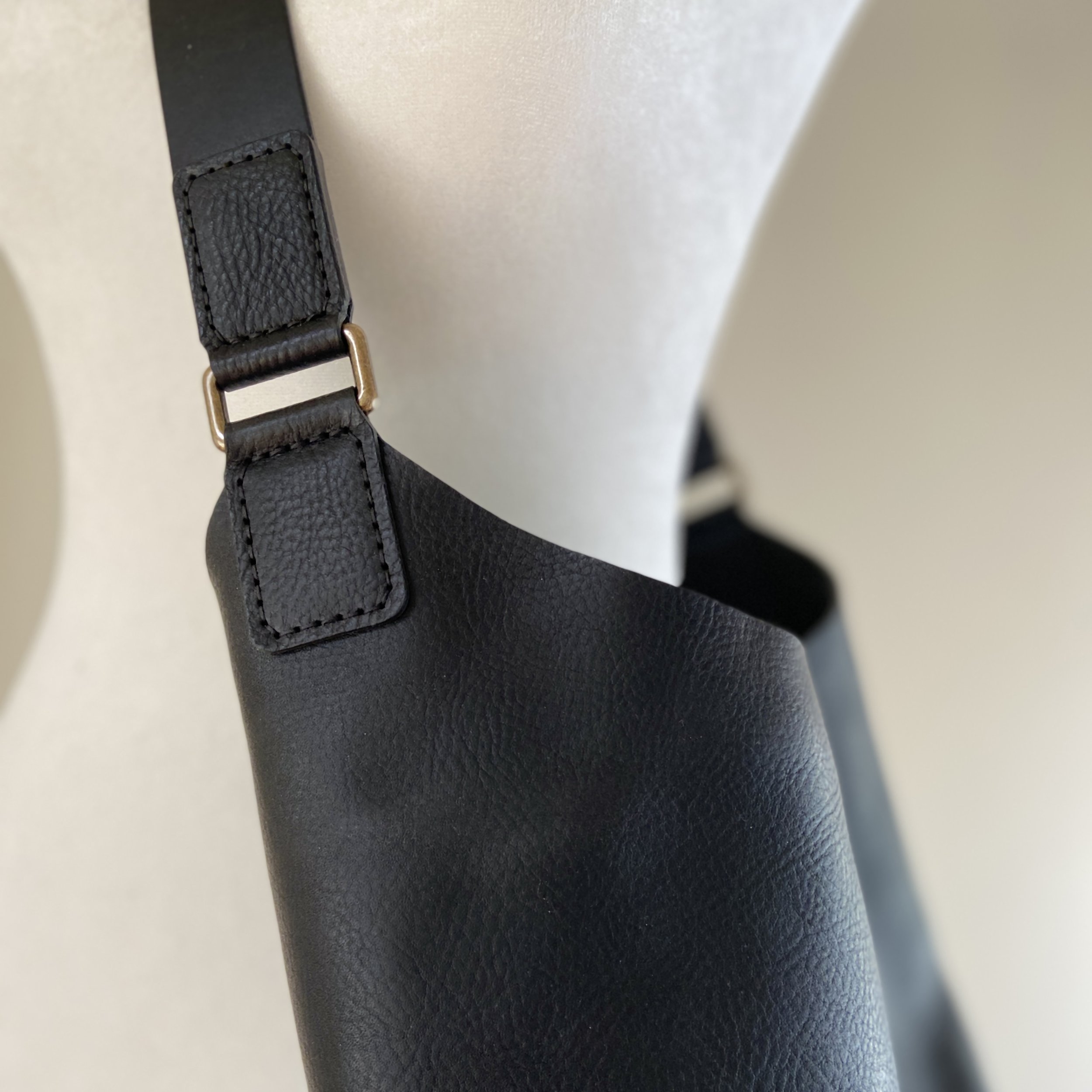 0_HoboBag_Blk_Detail.jpg