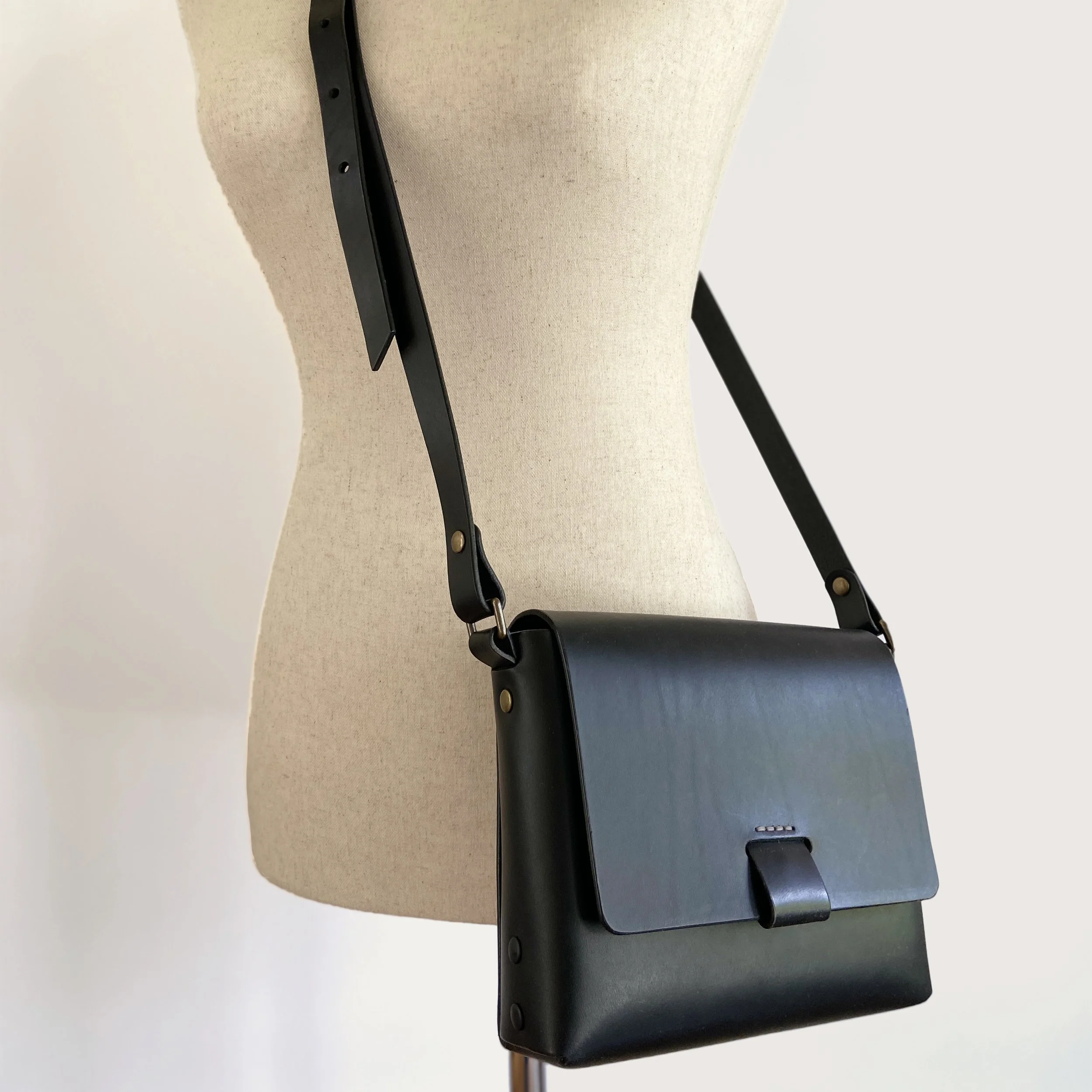 0_Crossbody_Black2SQ.jpg