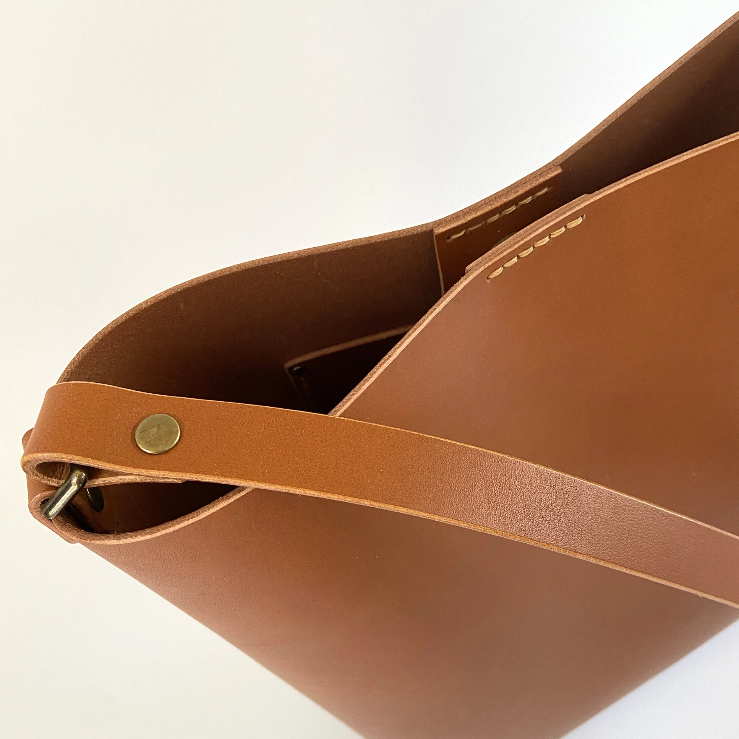 0_EverydayBag_Tan_Detail_Sq.jpg