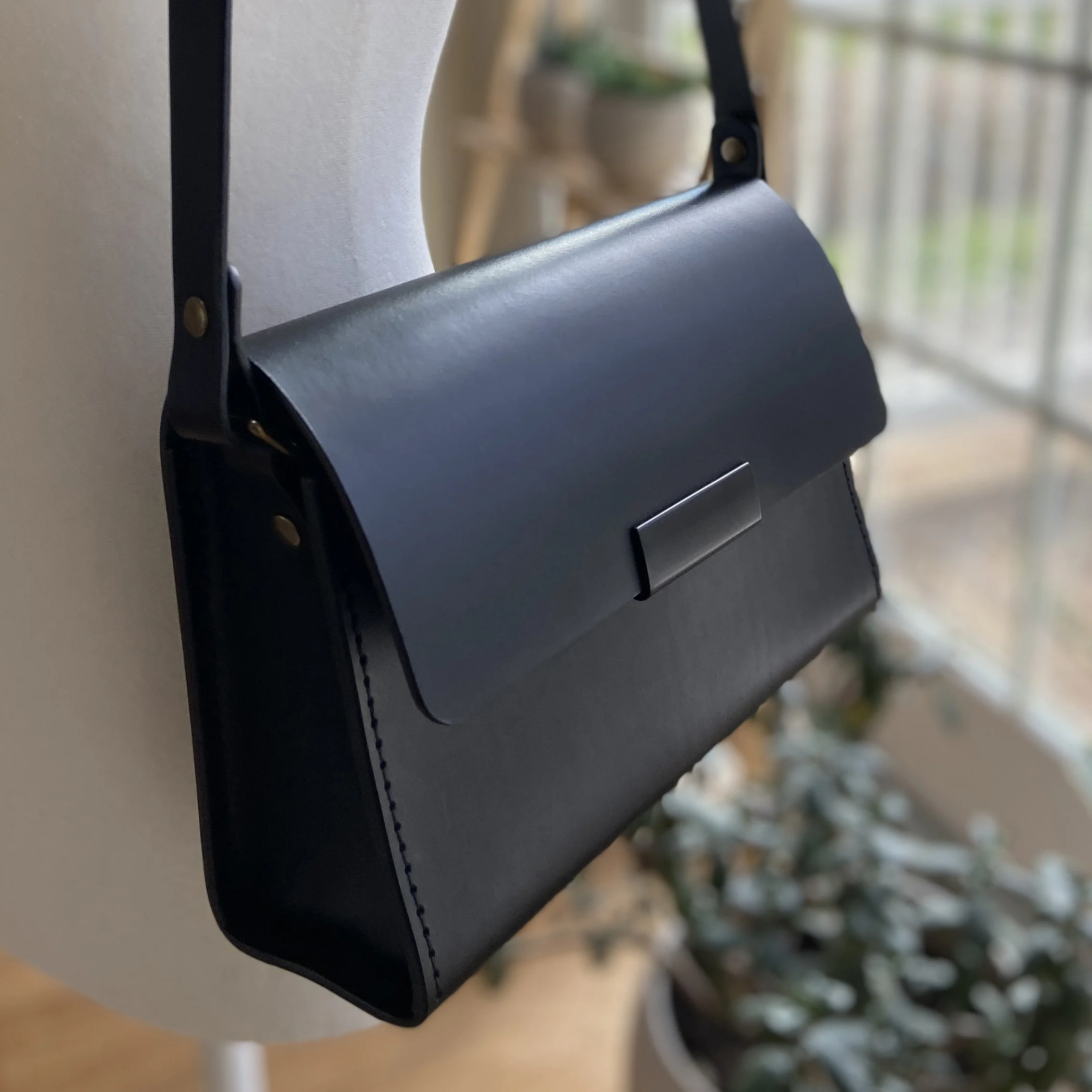 Petite Minimalist Shoulder Bag – Black