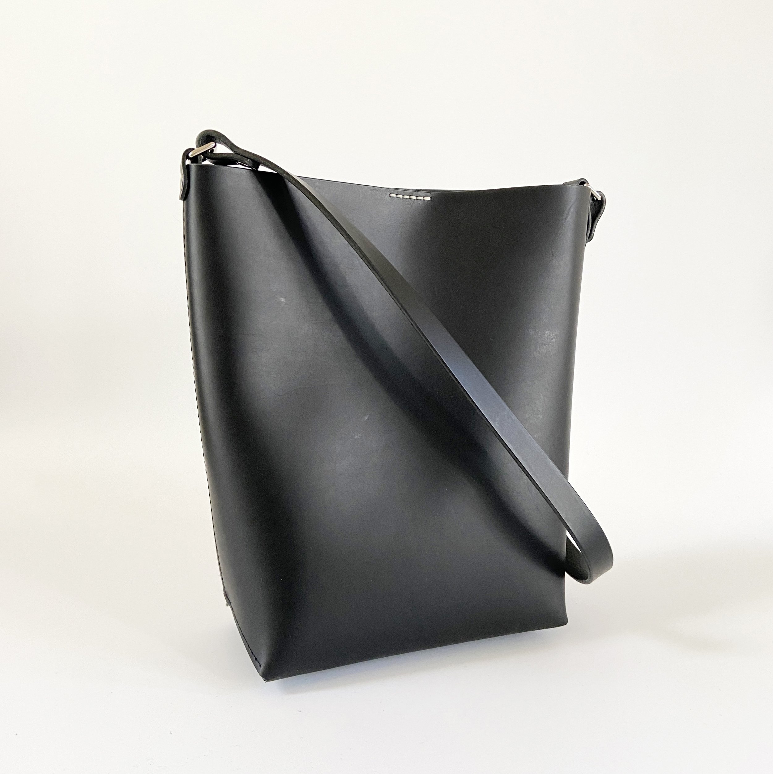 0_EverydayBag_Blk_Shoulder2SQ.jpg