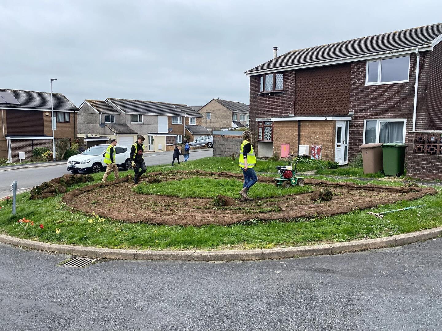 Amazing work team!!! 🤩
 
We've been busy creating mini wildflower meadows all week (absolutely knackered 😴😅). Huge thanks to everyone who supported our Chaddlewood Bioboost Fundraiser! Here's a glimpse of what we've been up to today.
 
Blooming br