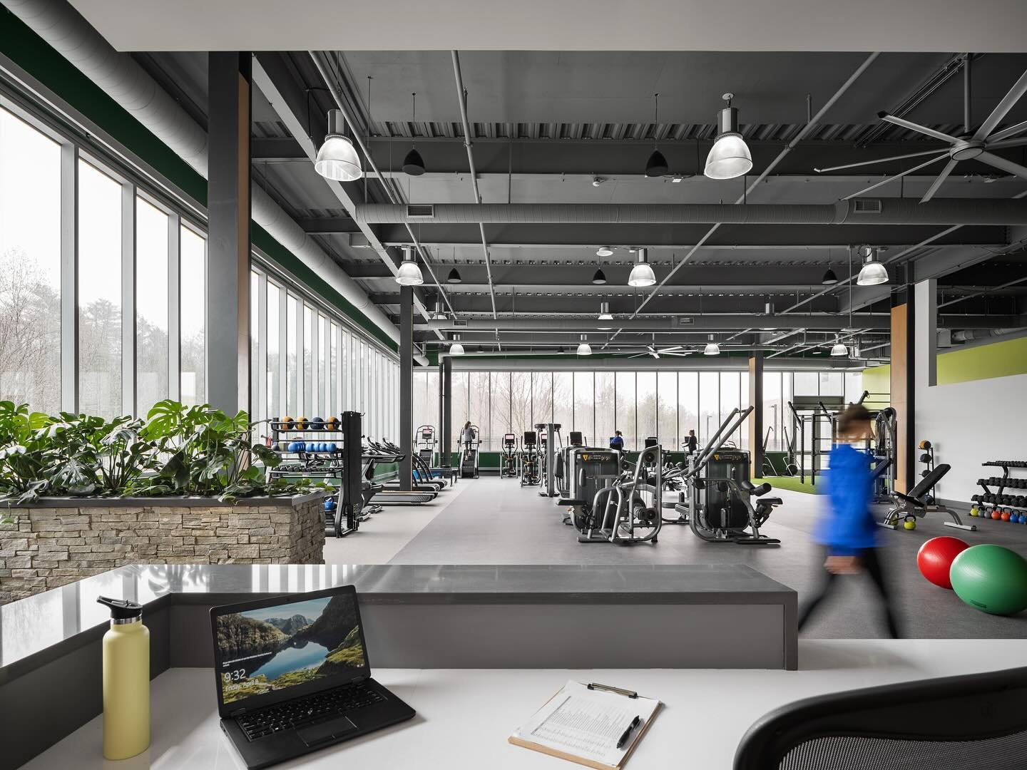 Spaces that put people first. L.L.Bean&rsquo;s 390,000 SF corporate headquarters includes a fitness center and other thoughtful amenities that help employees thrive every day. ✨👟 @smrt_ae 📸 @trentbellphotography