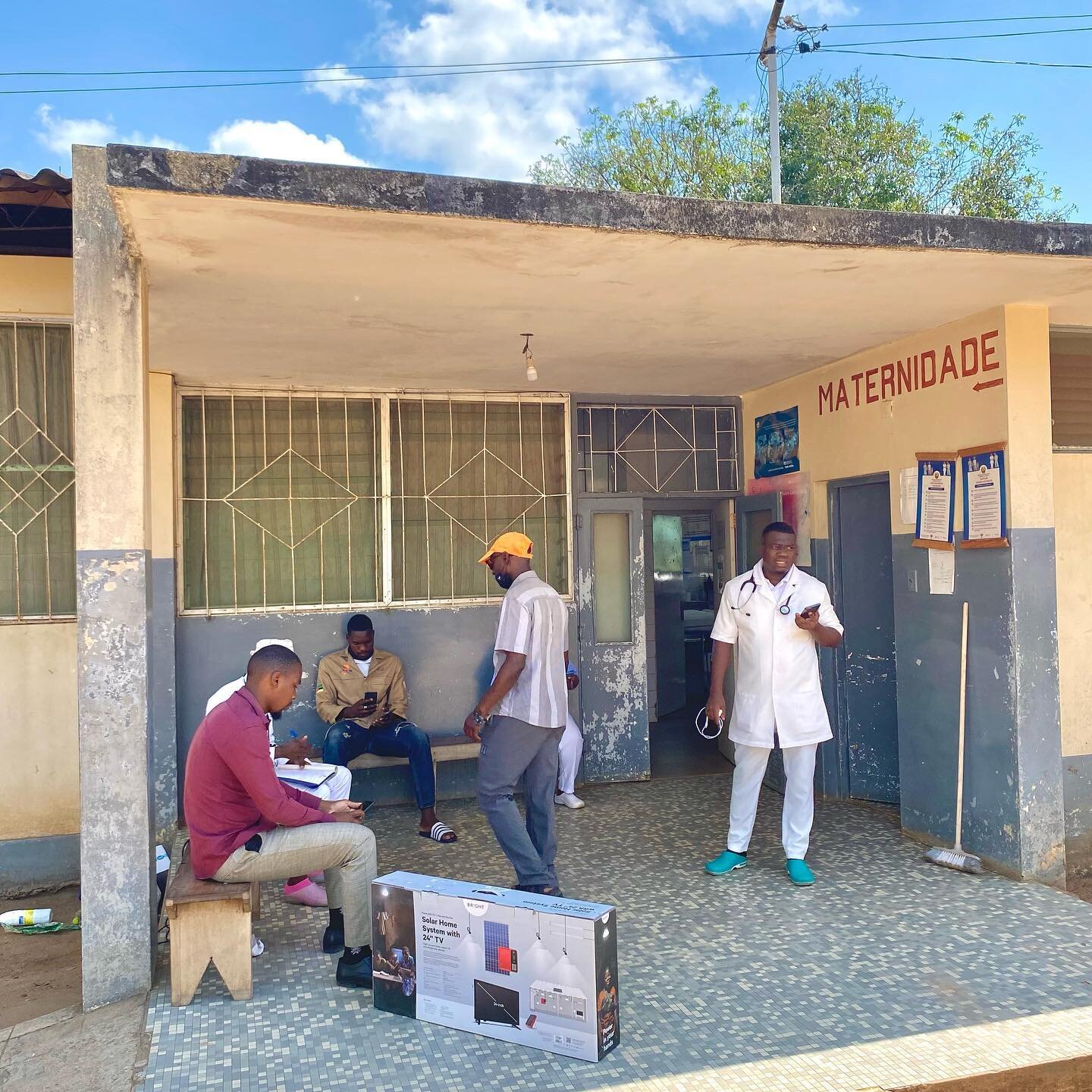 Today, we initiated the installation of a solar-powered lighting system with a television at the maternity clinic in Morrumbene town.📺
&bull;
This facility witnesses approximately 130-150 new lives entering the world each month, making it essential 