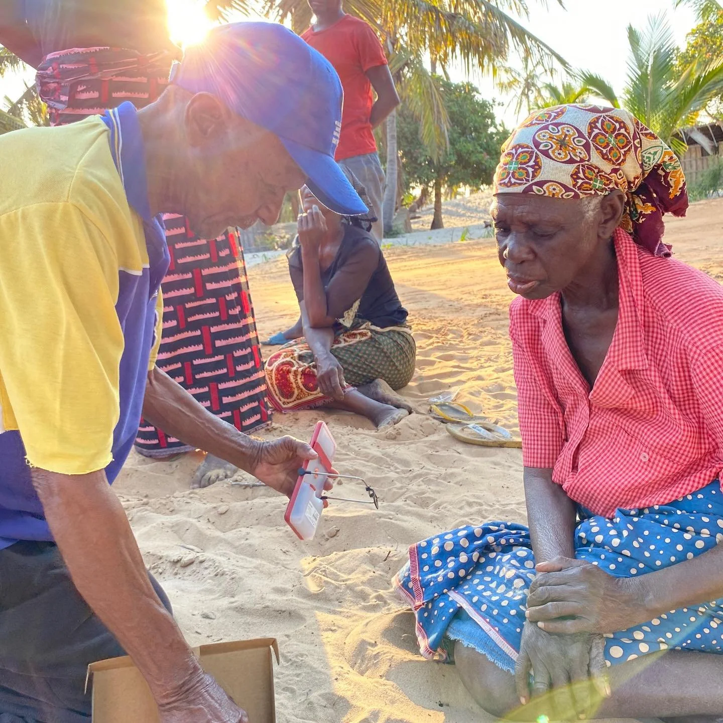 When big aid steps back, people can step forward.🤝
Sweden is cutting development support to Mozambique but the needs remain.
&bull;
✨ The good news?
You don&rsquo;t need billion-euro budgets to create real impact. You just need people who care. That