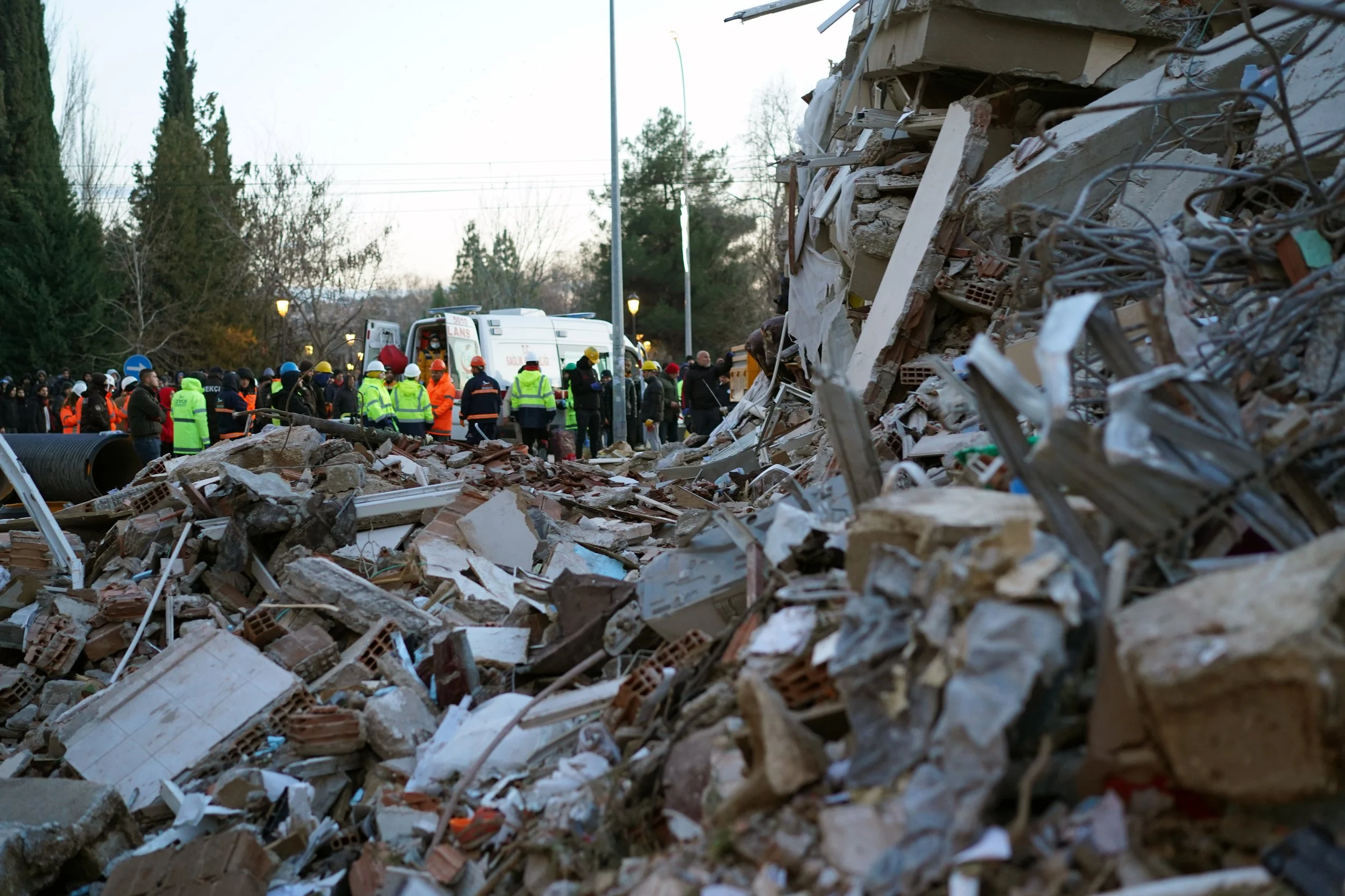 Connecting communities: navigating information gaps and community trust in post-earthquake Türkiye