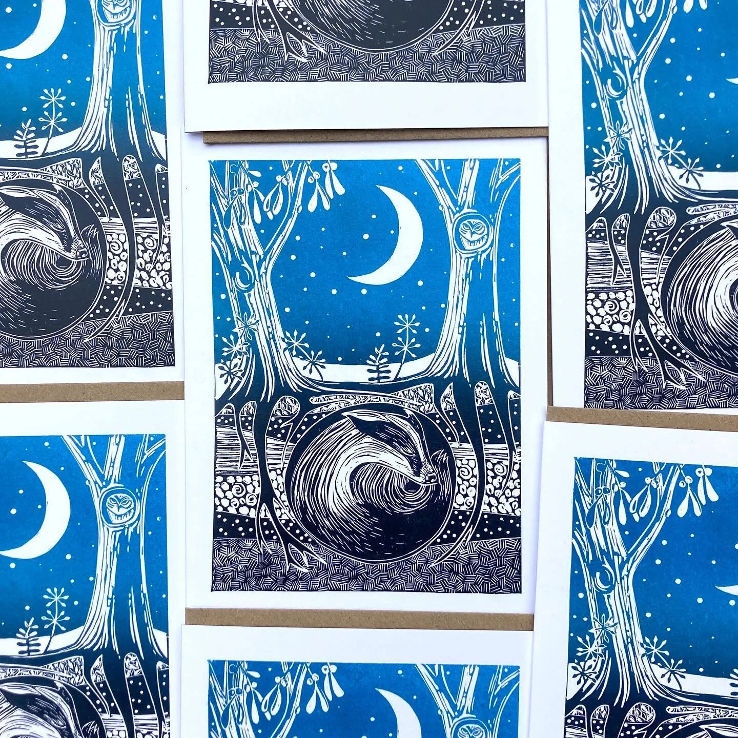 Is it too early for snoozing badgers? Certainly feeling very autumnal all of a sudden 🍂
.
.
.
.
.
.
.
.
#badger #autumn #greetingscards #greetingcarddesign #seasons #printmaker #linocut #september #illustration #dorset #lovedorset #nature #wildlife 