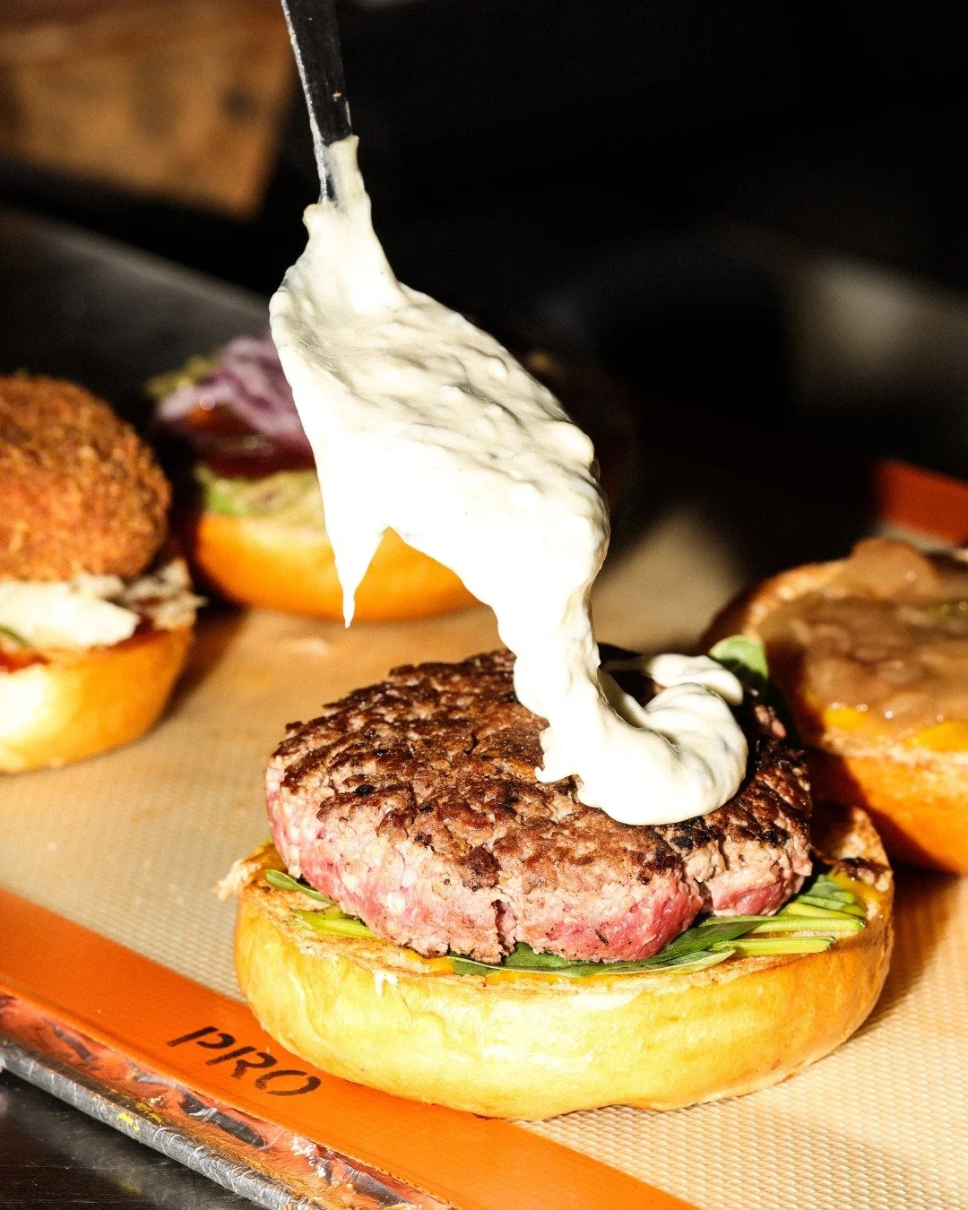 It's a French love affair.. 
💙 BLUE CHEESE BURGER : viande juteuse, sauce moutarde, roquette, confit d’oignons et généreuse couche de bleu fondu bien fondu.