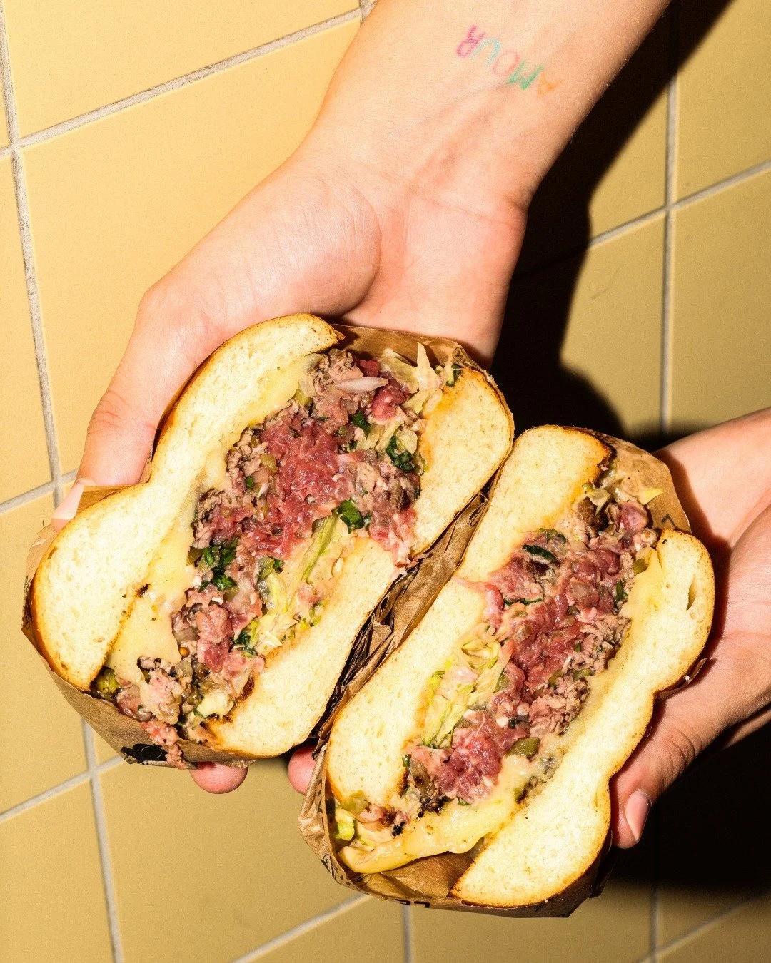 Nice to meet you Tom. 

TOM BURGER : viande saignante, tomme de vache au cidre, pickles, oignons confits, ketchup-moutarde.