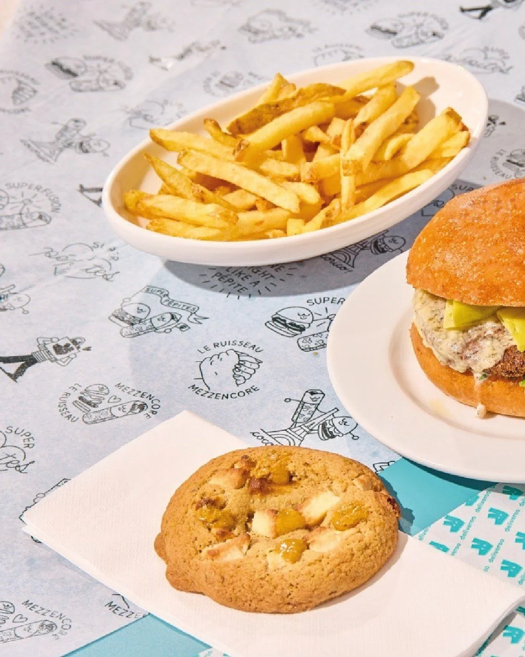 Le Ruisseau x Mezzencore x Deliveroo

Ce mois-ci, certaines commandes @deliveroo_fr  renferment une surprise : des planches de tatouages &eacute;ph&eacute;m&egrave;res sign&eacute;es @jeanandre  et m&ecirc;me quelques t-shirts exclusifs de la collab 