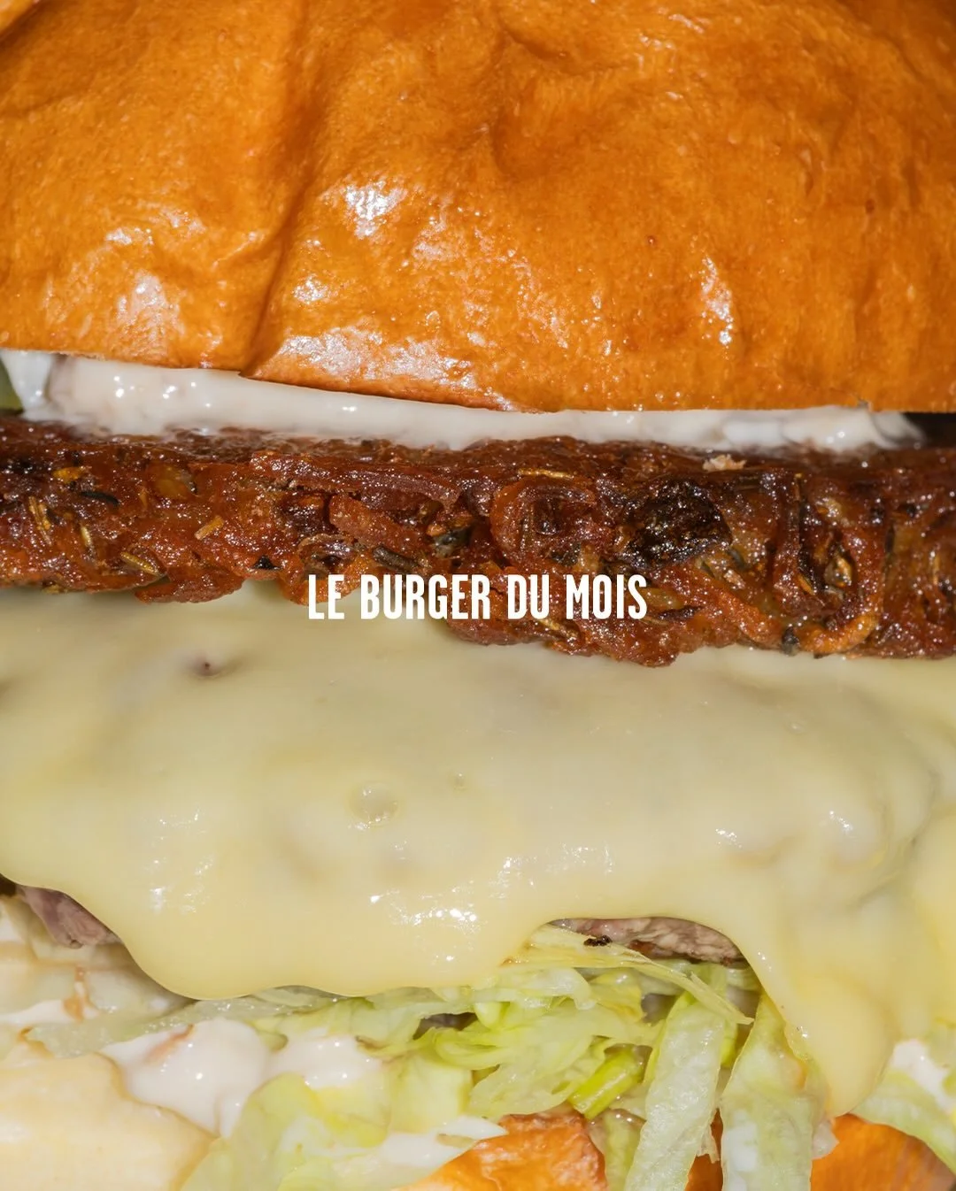 [BURGER DU MOIS]  Le burger le plus r&eacute;confortant de l&rsquo;ann&eacute;e ❄️

🧀Winter is Coming : viande de b&oelig;uf, r&ouml;sti de pommes de terre, fromage &agrave; raclette, cr&egrave;me aux oignons et aux lardons, laitue iceberg, cornicho
