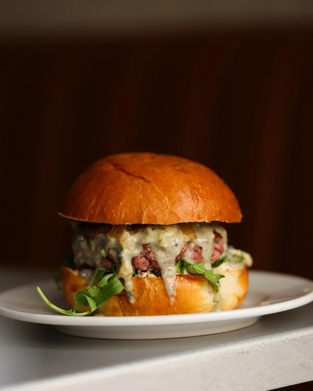 French cheese inside. Et pas en petite dose 🇫🇷🧀

Blue Burger: viande de b&oelig;uf, cr&egrave;me moutarde &agrave; l&rsquo;ancienne, bleu d&rsquo;Auvergne, oignons confits, roquette et miel moutarde