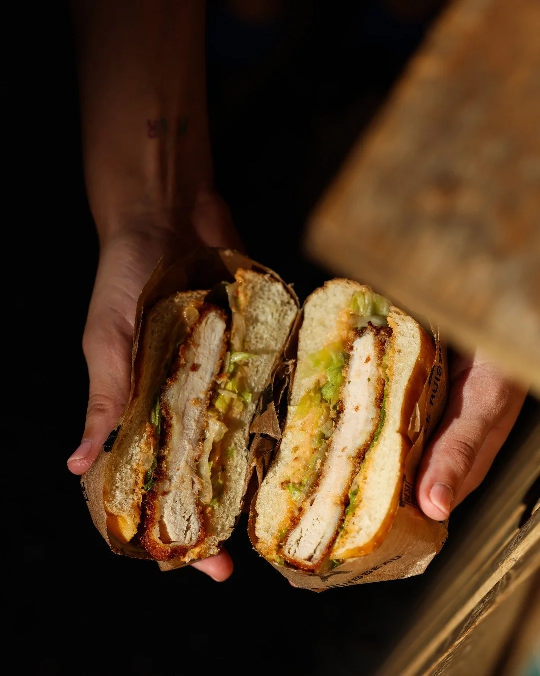 On vous pr&eacute;vient : mordre dedans peut cr&eacute;er une d&eacute;pendance🍗

CHICKEN BURGER: Filet de poulet pan&eacute; maison, laitue iceberg, sauce aux condiments &amp; aux herbes