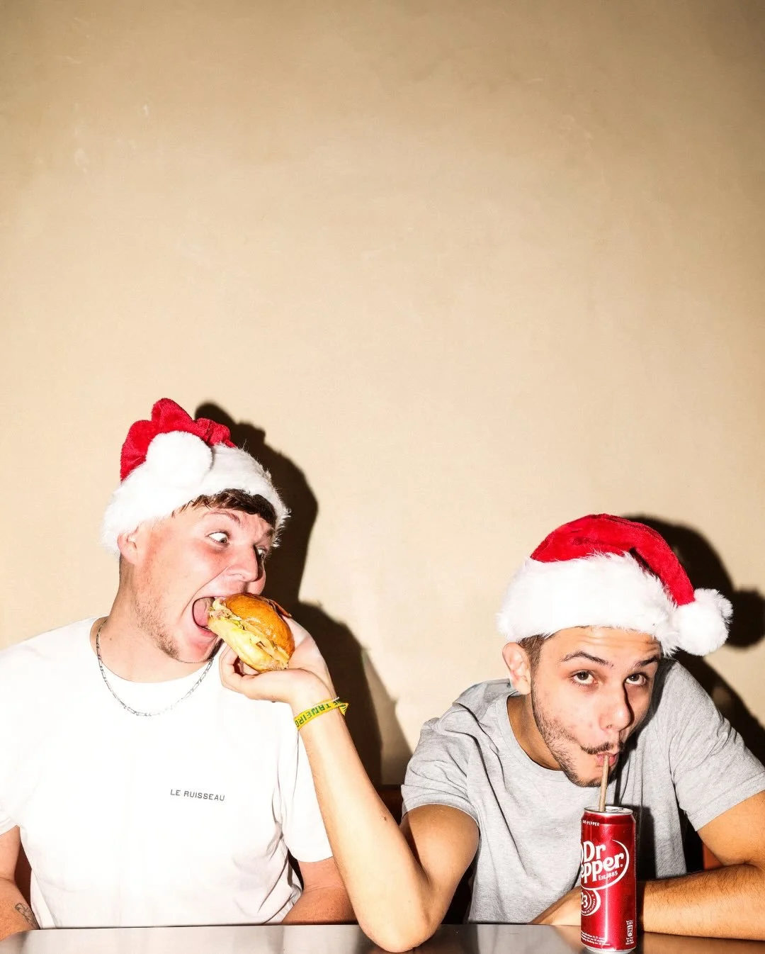 Toute l&rsquo;&eacute;quipe du Ruisseau vous souhaite de tr&egrave;s belles f&ecirc;tes de fin d&rsquo;ann&eacute;e.
Profitez, partagez, savourez, on se retrouve tr&egrave;s vite autour d&rsquo;un bon burger.

📸 @makimanoukian