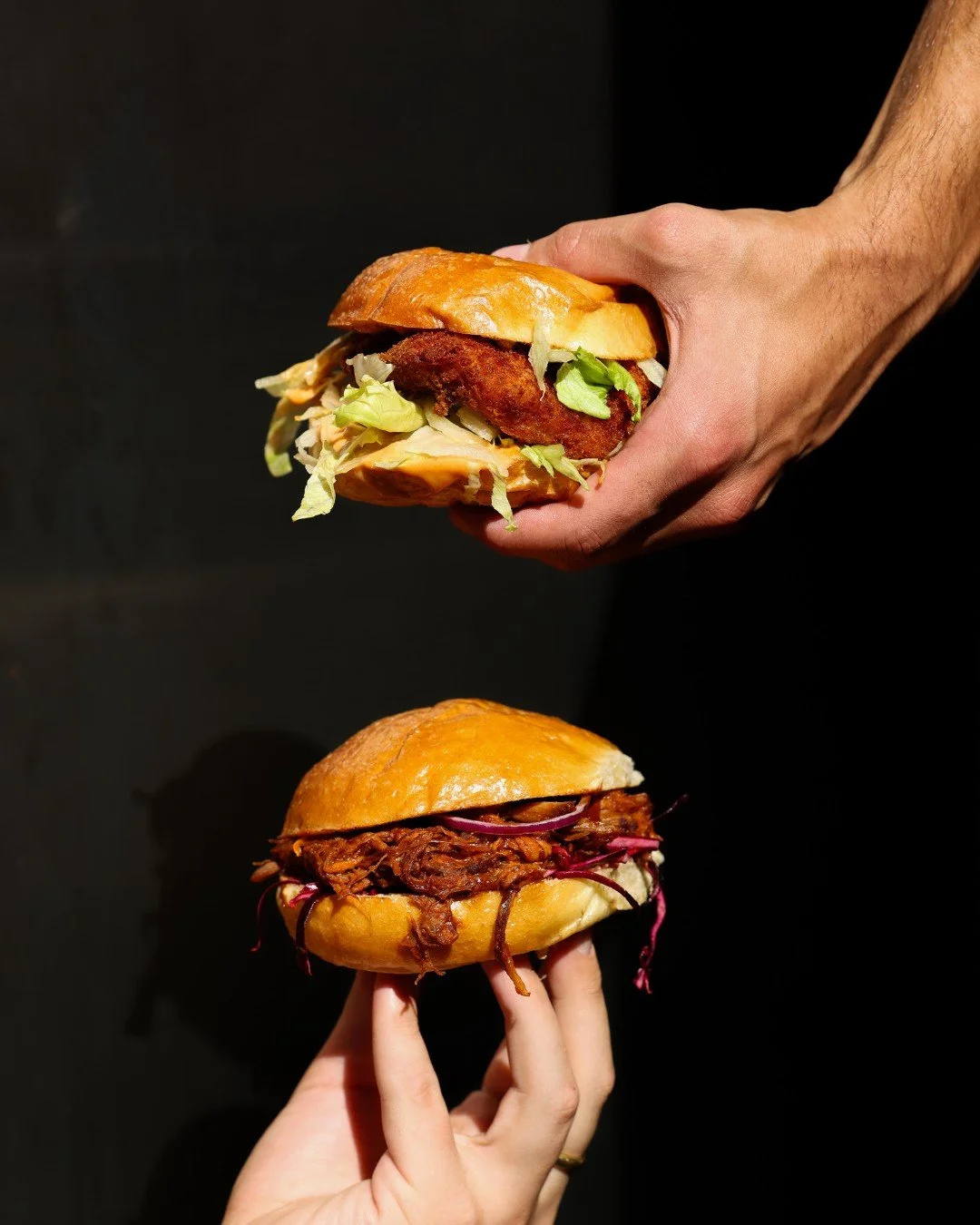 Chicken burger VS Pulled Pork !

👇Ton pr&eacute;f&eacute;r&eacute; en commentaire 
 
📸 @makimanoukian