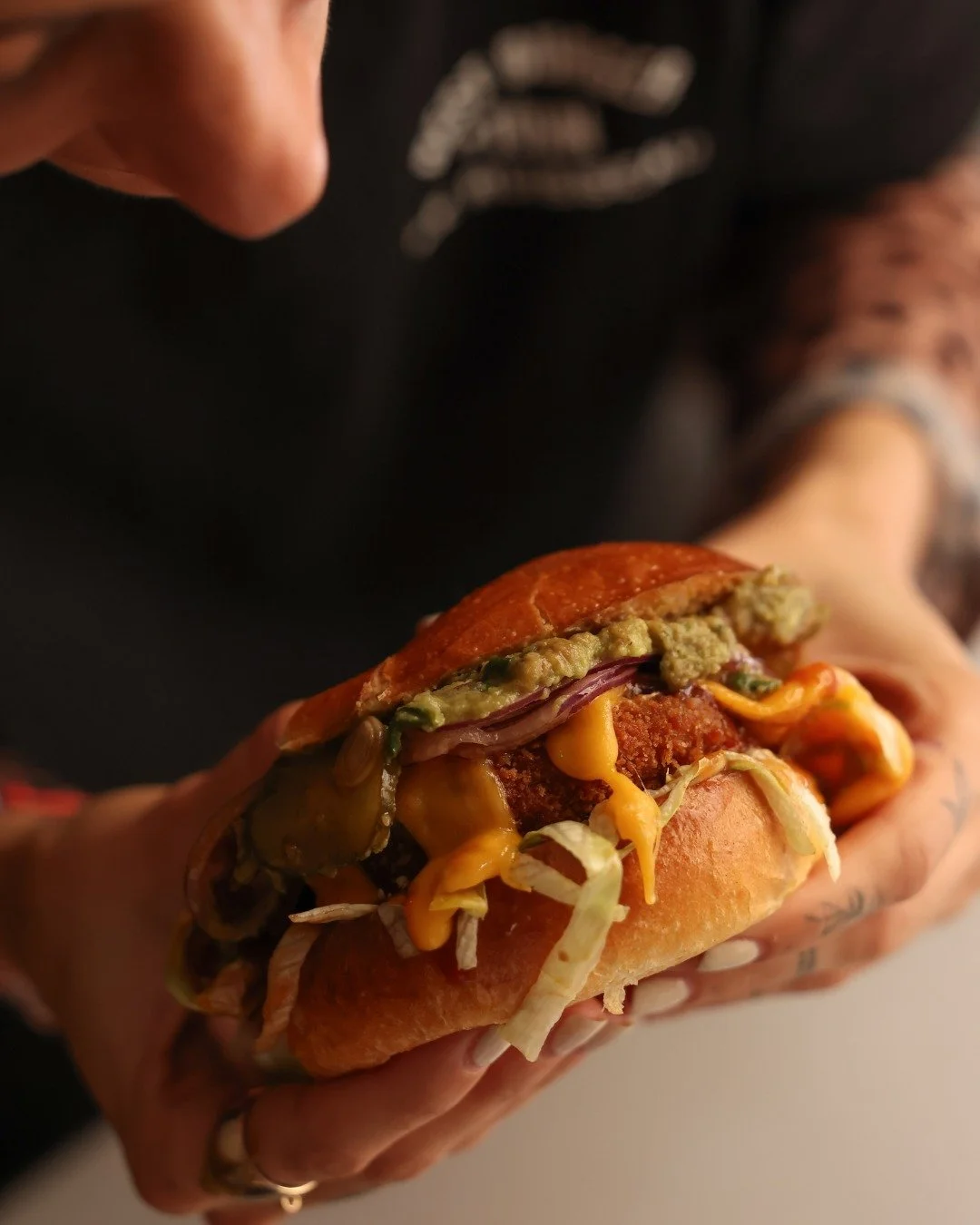 On vous en a d&eacute;j&agrave; parl&eacute;, mais on ne s&rsquo;en lasse pas : le Spicy BBQ 🌶️

Viande de b&oelig;uf, sauce barbecue, cheddar, guacamole maison, oignons rouges, laitue iceberg, pickles et Tabasco.

📸 @makimanoukian