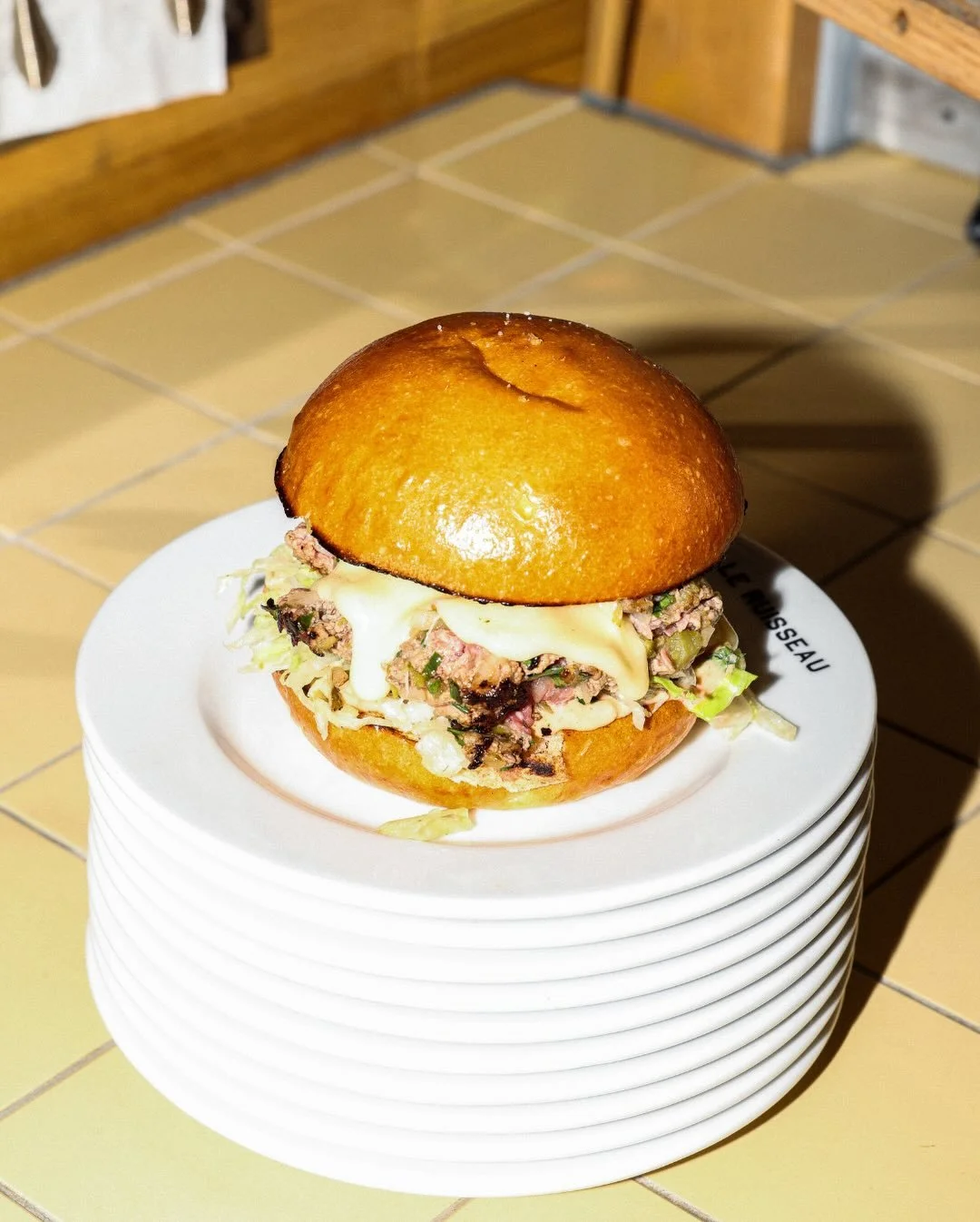 TARTARE BURGER

🍔 Viande de b&oelig;uf pr&eacute;par&eacute;e comme un steak tartare, saisi aller/retour, tomme de vache au cidre, laitue iceberg

📸 @makimanoukian