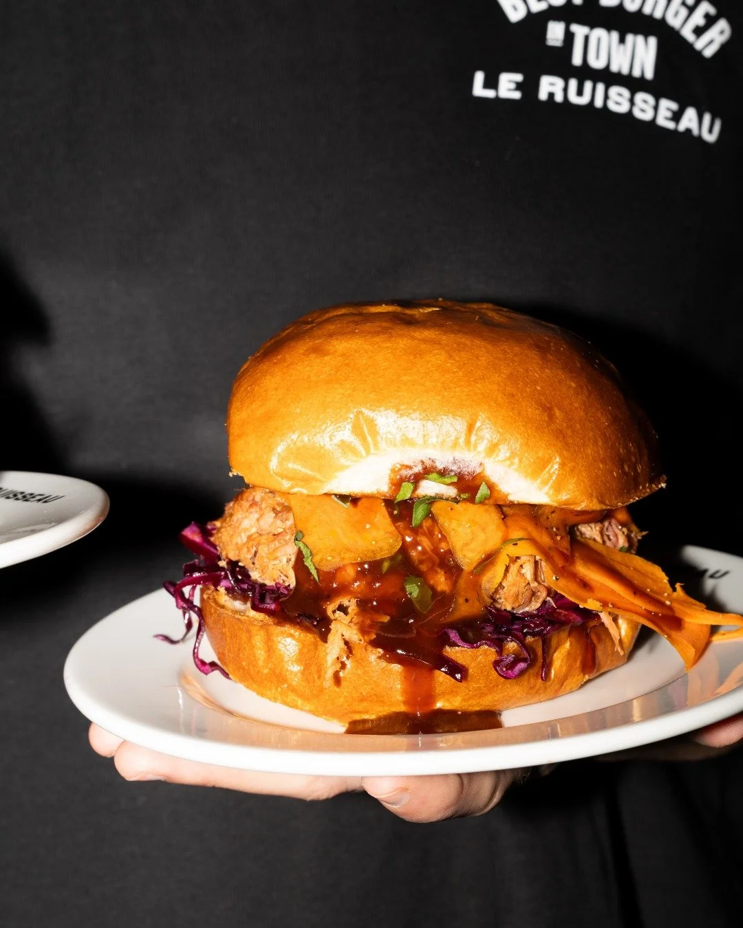 PULLED PORK ❤️&zwj;🔥

&eacute;chine de porc fondante cuite 7 heures, chou rouge, oignons rouges, carottes, coriandre, sauce BBQ

📸 @makimanoukian