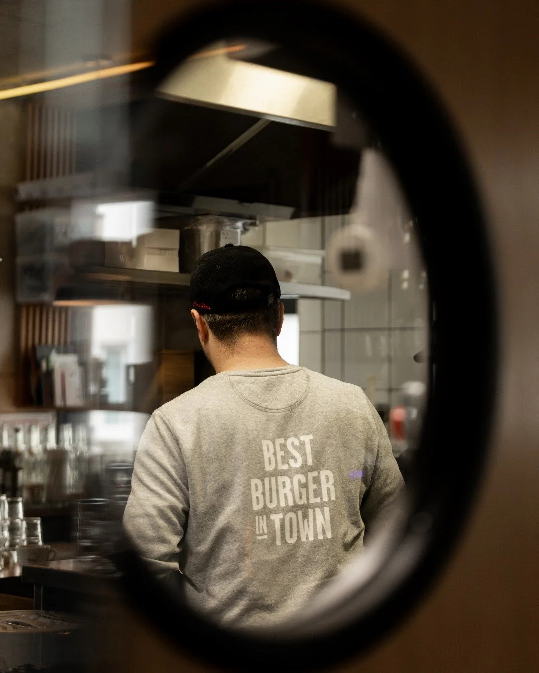 Les cuisines du Ruisseau 18, l&agrave; o&ugrave; les burgers prennent vie.

📸 @makimanoukian