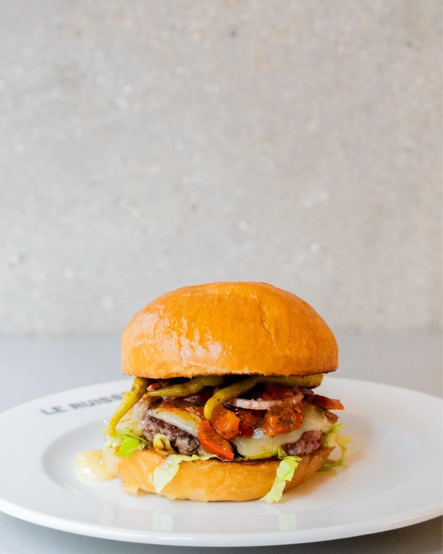 [BURGER DU MOIS] The Basque is back 🌶️

🍔 Viande de boeuf, Ossau-Iraty, Poivrons marin&eacute;s, piment doux vinaigr&eacute;s, sauce basque, oignons rouges