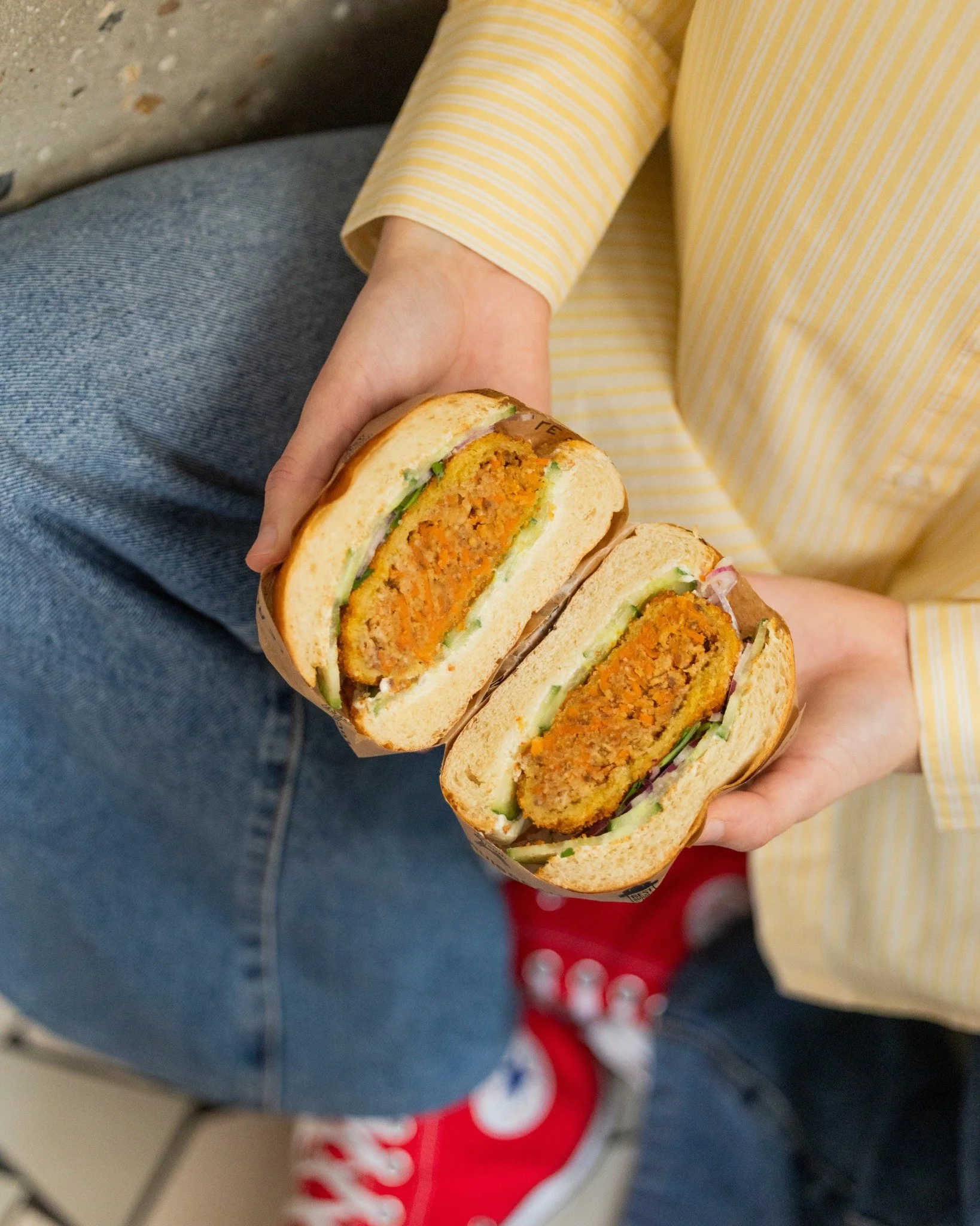 Veggie, mais toujours fat 💛

Veggie burger: Steak de pois chiche, carotte &amp; cumin, concombres, oignons rouges, coriandre &amp; raifort, fromage blanc
-
BTW, tous nos burgers existent aussi en version veggie!

📸 @makimanoukian