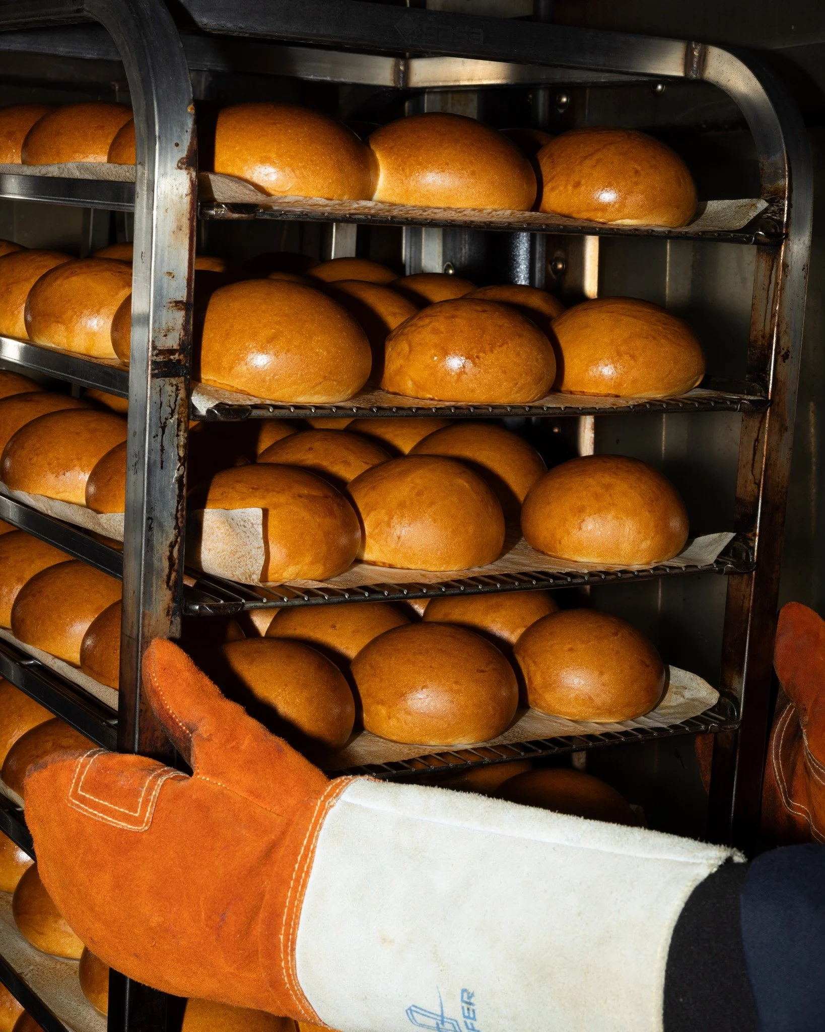 Des buns faits maison, chaque matin dans notre l&rsquo;atelier.

Option sans gluten dispo &eacute;galement.

📸 @makimanoukian