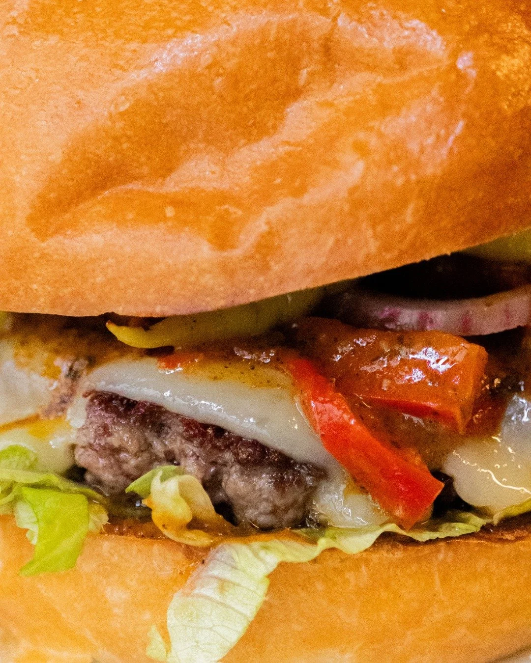 The Basque Burger 🌶️ plus que quelques jours pour le tester !

🍔 Viande de boeuf, Ossau-Iraty, Poivrons marin&eacute;s, piment doux vinaigr&eacute;s, sauce basque, oignons rouges