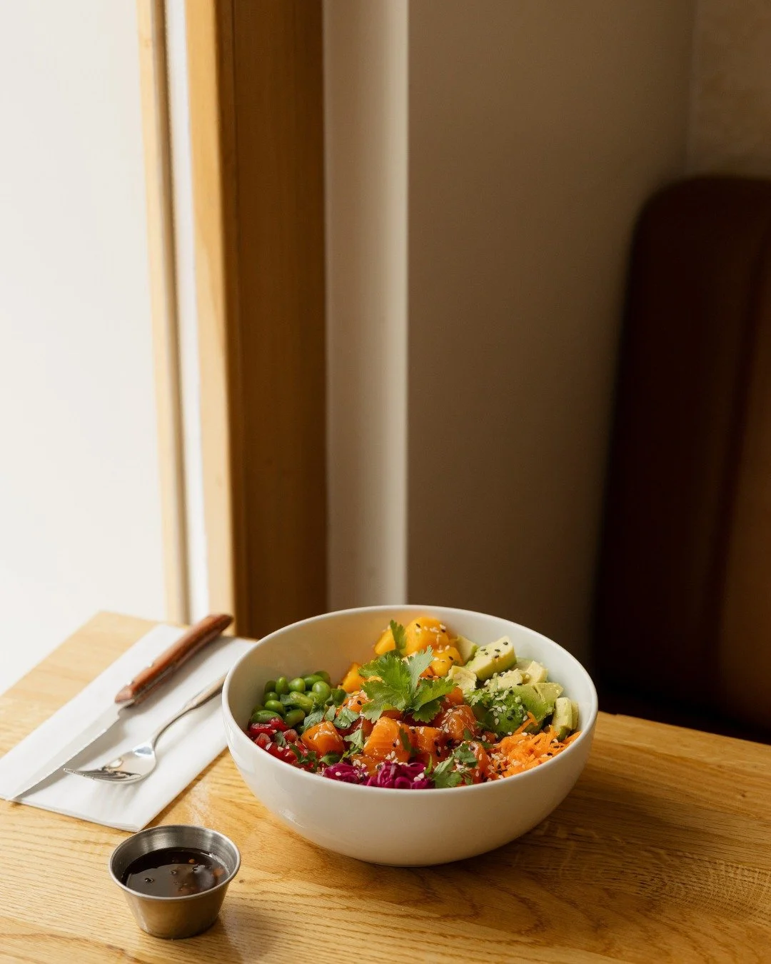 Retour du soleil = retour du Poke bowl 💚

Saumon marin&eacute; ou poulet pan&eacute;, riz vinaigr&eacute;, edamame, mangue, avocat, carotte, choux rouge, grenade, s&eacute;same, coriandre