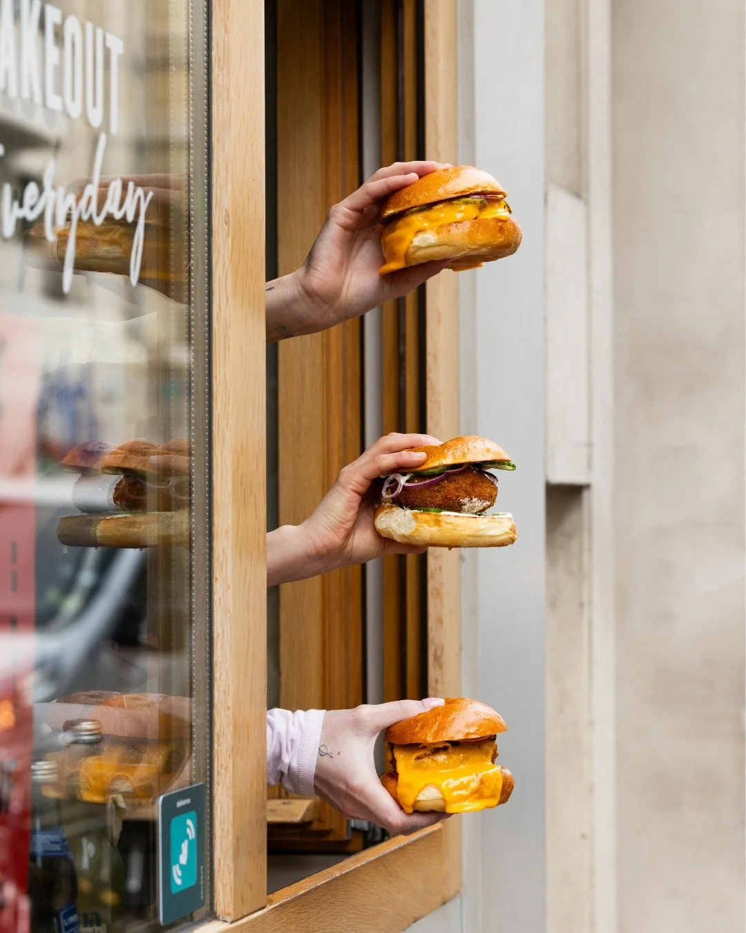 Sur place ou en click &amp; collect dans les 4 Ruisseau 🍔

📸 @makimanoukian