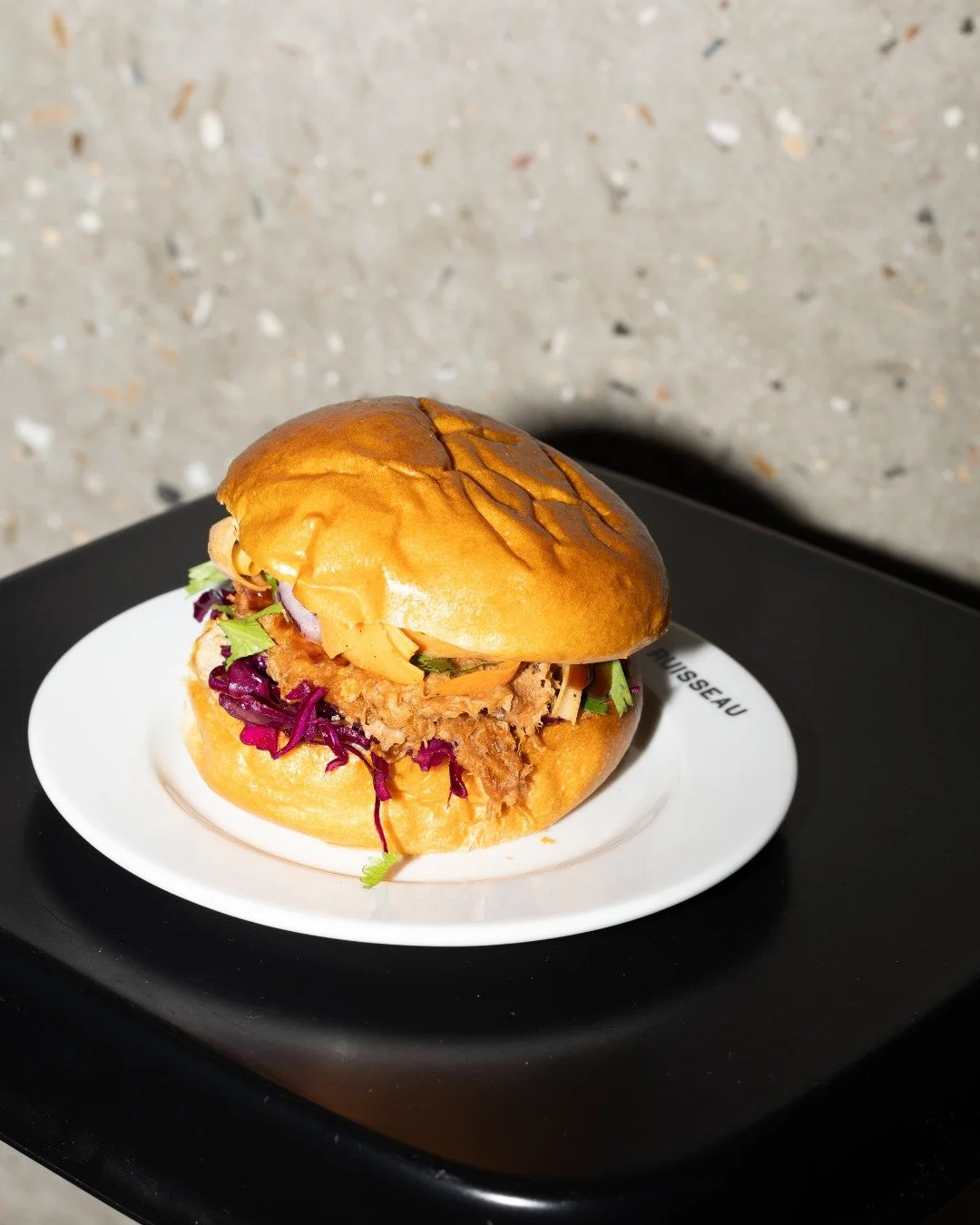 PULLED PORK : &eacute;chine de porc fondante cuite 7 heures, chou rouge, oignons rouges, carottes, coriandre, sauce BBQ

📸 @makimanoukian