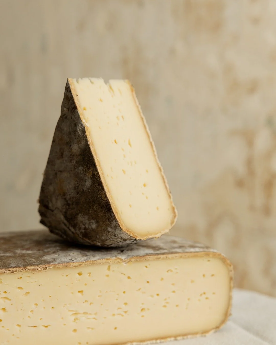 Un bon burger, &ccedil;a passe aussi par le fromage.

Cheddar anglais affin&eacute; selon un savoir-faire vieux de 160 ans...
Tomme au cidre lav&eacute;e tous les deux jours pendant 6 semaines, douce, fruit&eacute;e, bien fondante...