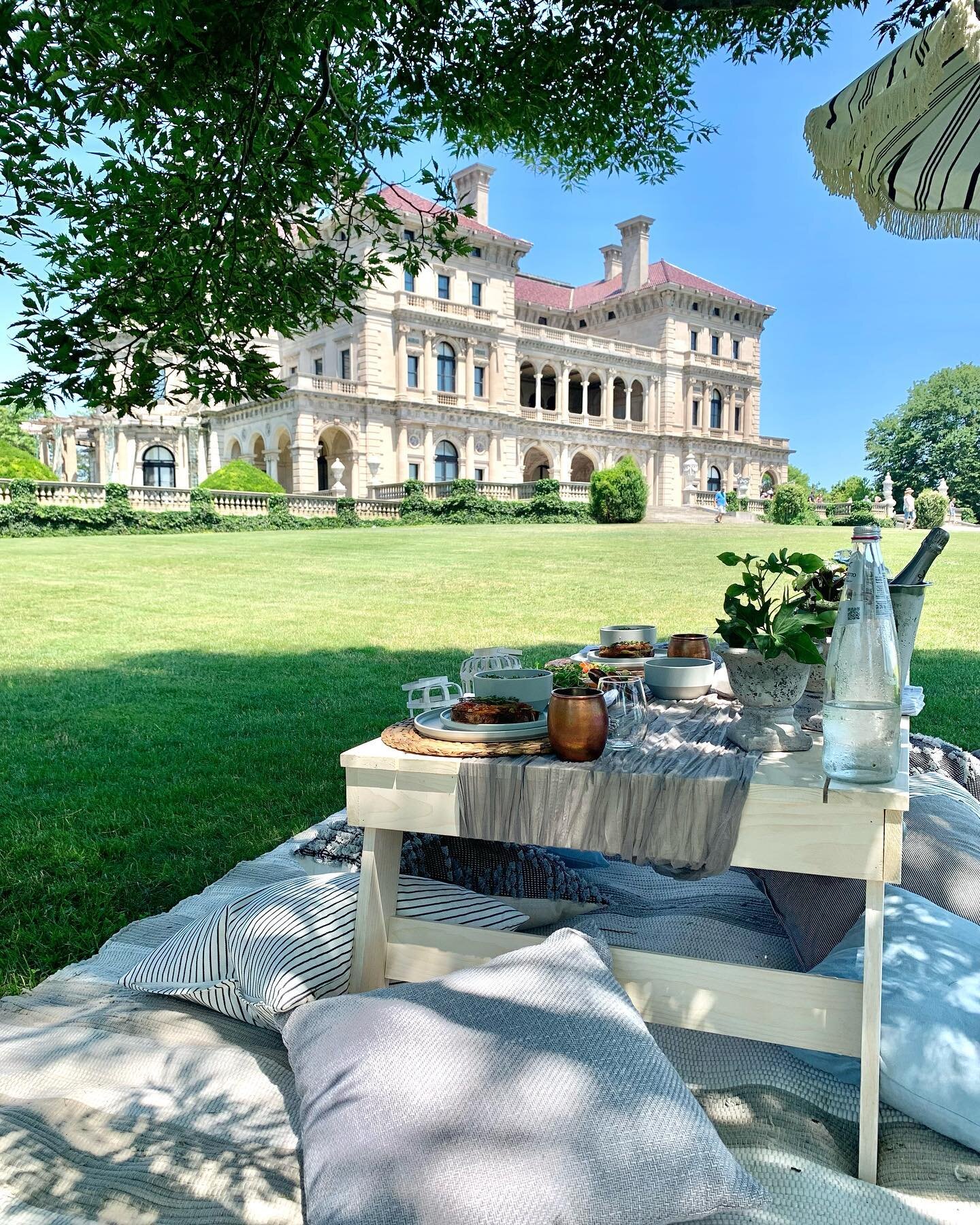 Is there a better way to enjoy a beautiful, summer day? Book with us now stoneacrepicnics.com 
#stoneacre #newportri #newportmansions #breakersmansion #theclassiccoast