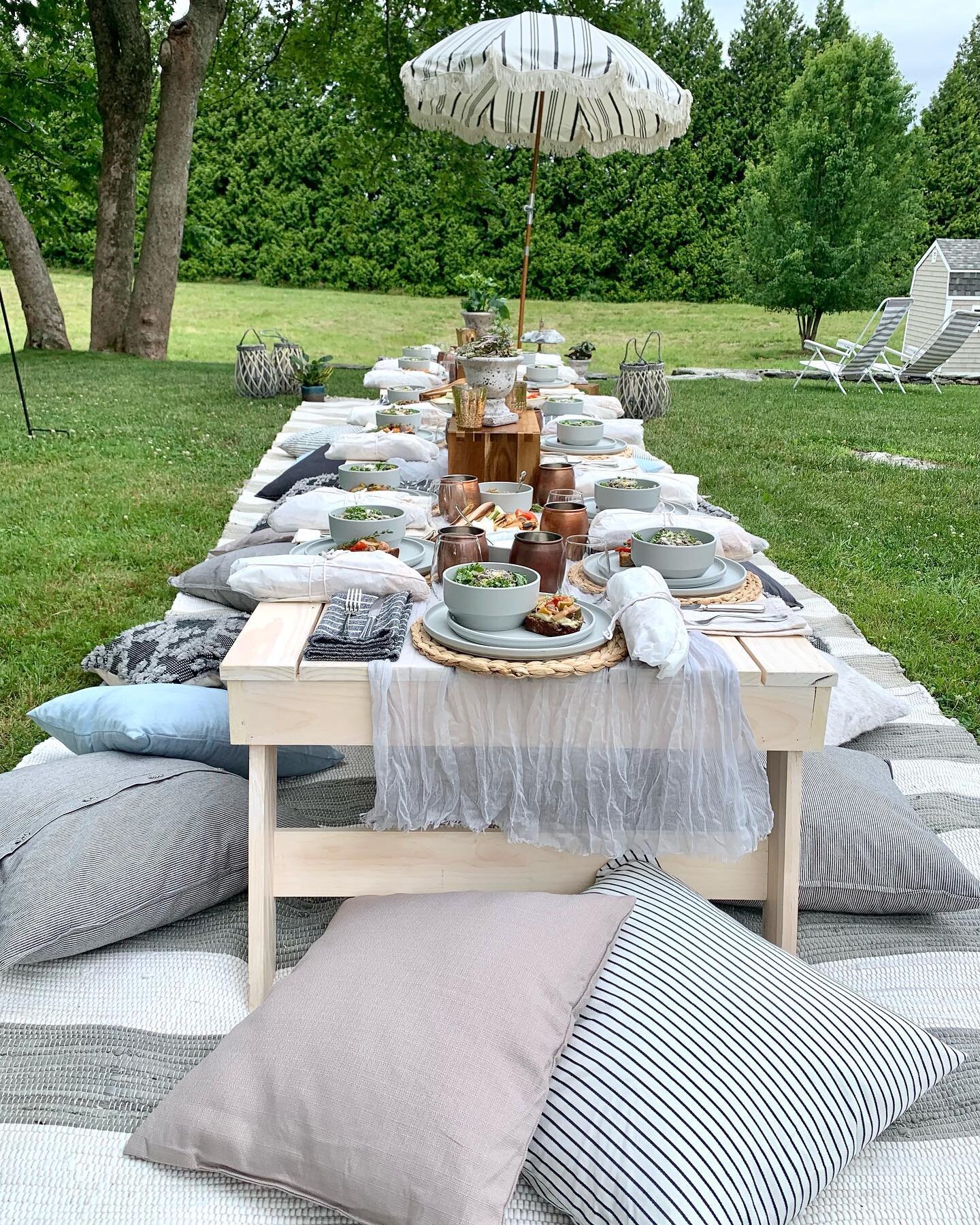 Did you know that we can set up a picnic in the comfort of your own backyard? Check out this beautiful picnic for 14 guests at a private residence in Little Compton.
#stoneacre #littlecomptonri #rhodeisland #theclassiccoast