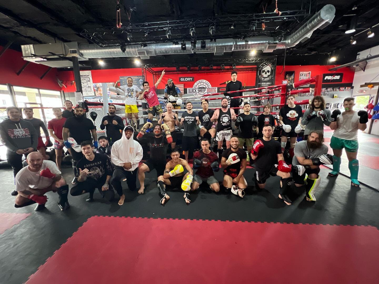 Another amazing Sunday of community Sparring! 

Thanks for everybody&rsquo;s hard-working consistency and looking forward to seeing everybody next week! 

#MuayThai #punch #family #fitness #competition #love #gring #work #red #black #gray #boxinggym 