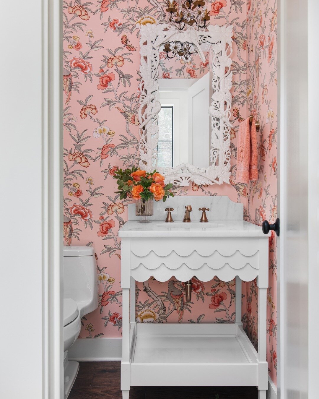 Obsessed with this powder bath created for a very special client. Scallops and Chinoiserie with a vintage mirror &amp; chandelier? 𝓟𝓮𝓻𝓯𝓮𝓬𝓽𝓲𝓸𝓷. 🌸

Interior Design: @lauraleehome
📸: @averynicolephoto

#lauraleehome #freshtraditional #tradit