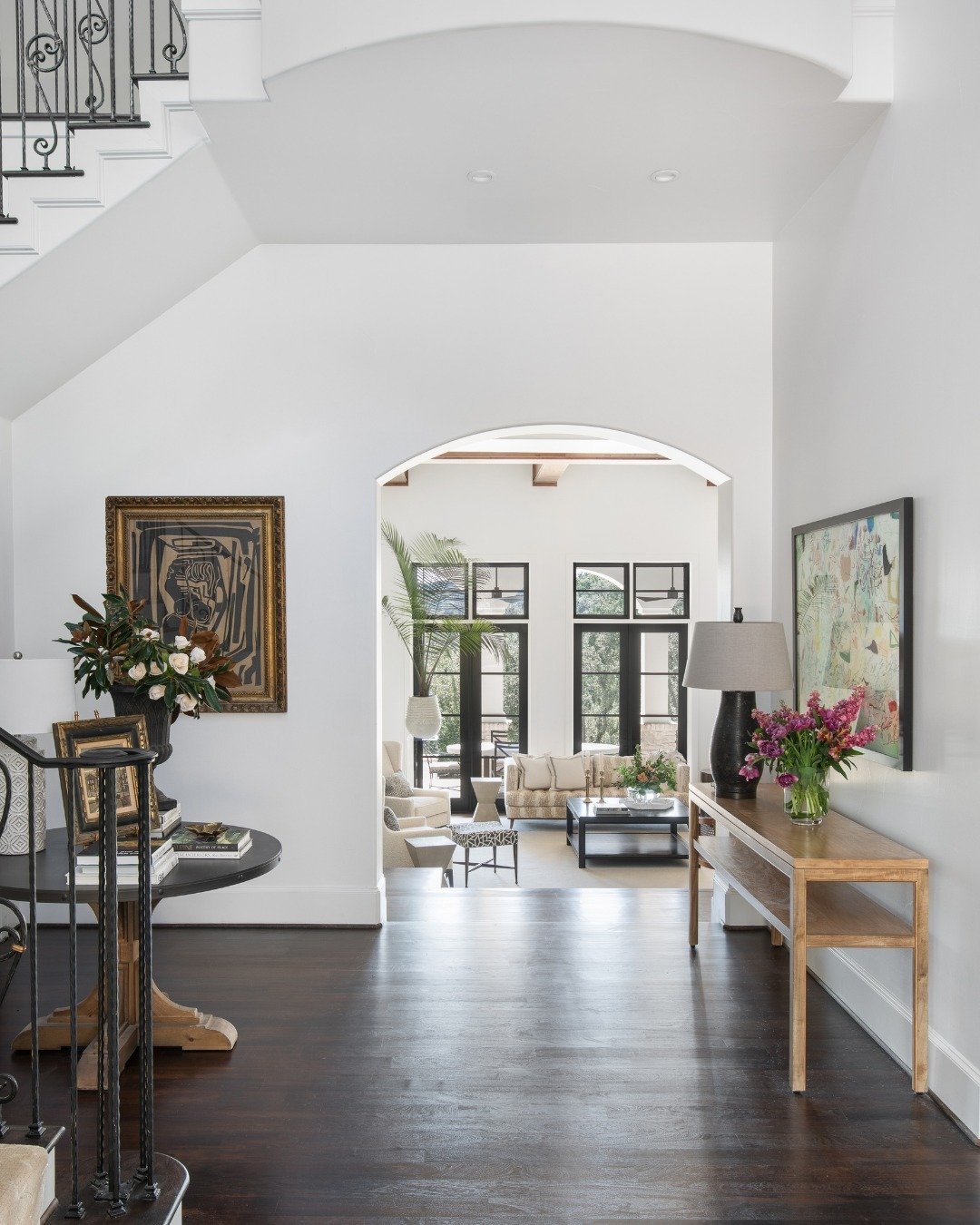 When less is so much 𝓶𝓸𝓻𝓮&hellip;. buh-bye dated columns! 🌟

This foyer is a testament to the power of paint. With simple architecture and a bright, open atmosphere, any guest would feel welcome. 🚪✨

Ready for a little magic in your home? Grab 