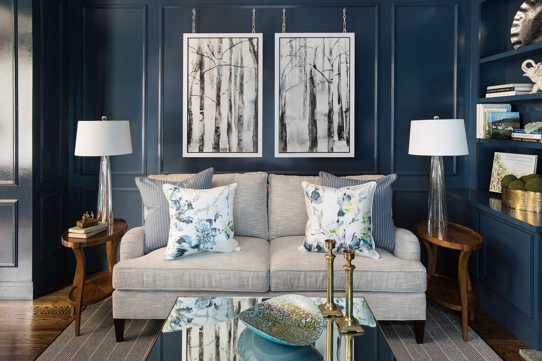 Hands up if you love a dramatic moody room.  Having a cozy space to unwind sounds like the perfect way to end a Monday.
.
.
.
#navyblueroom #moodyroom #traditionalhome #traditionaldecor #austininteriordesign #bolddesign #luxe #atxliving #freshtraditi