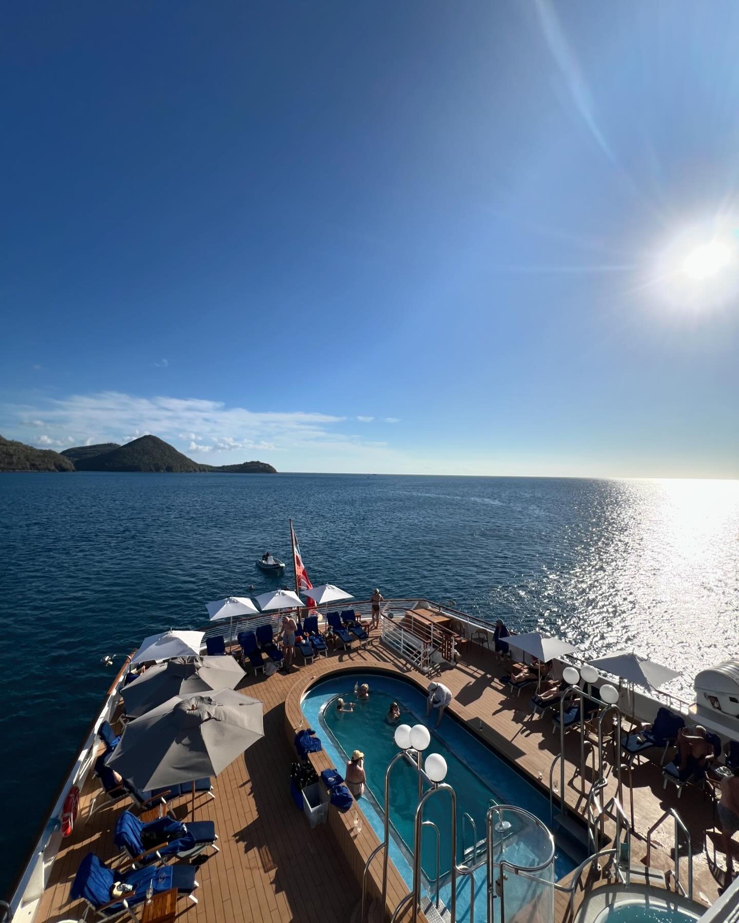 Dreaming about floating through the warm Caribbean waters, one island at a time? Greetings from the boutique ship SeaDream! A special option for those who want a yachting experience rather than a cruise.

#islandhopping #luxuryboat #Caribbean #seadre