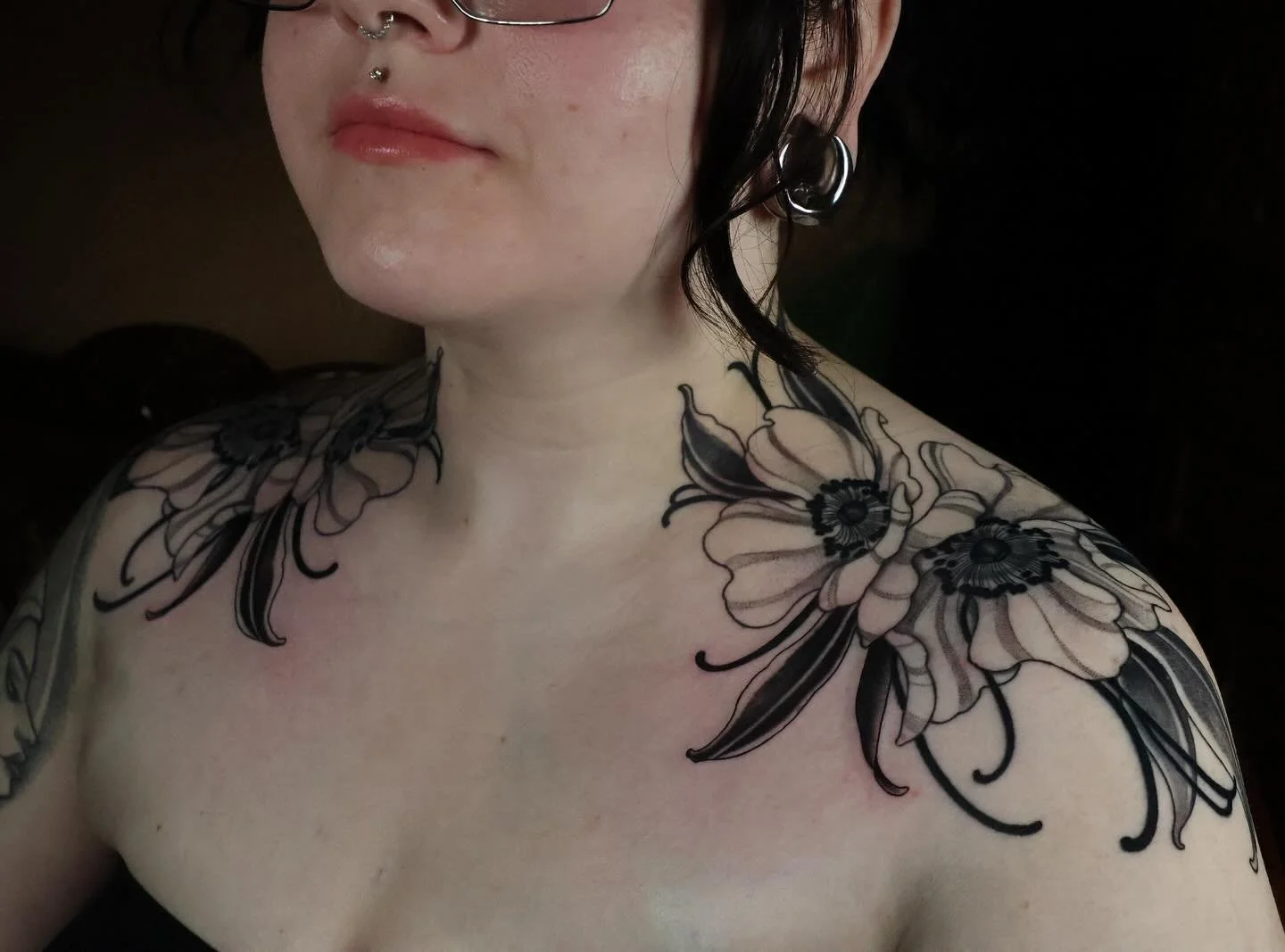 &bull;✥Floral Symmetry✥&bull;

Books reopening on 10/3-10/5 to book for 2026🖤

.
.
.
#tattoo #tattooart #tattooartists #tattooideas #ladytattooer #femaletattooartist #fusionink #solidink 
#tattoooftheday #newjerseytattoo #newjerseytattooartist #phil