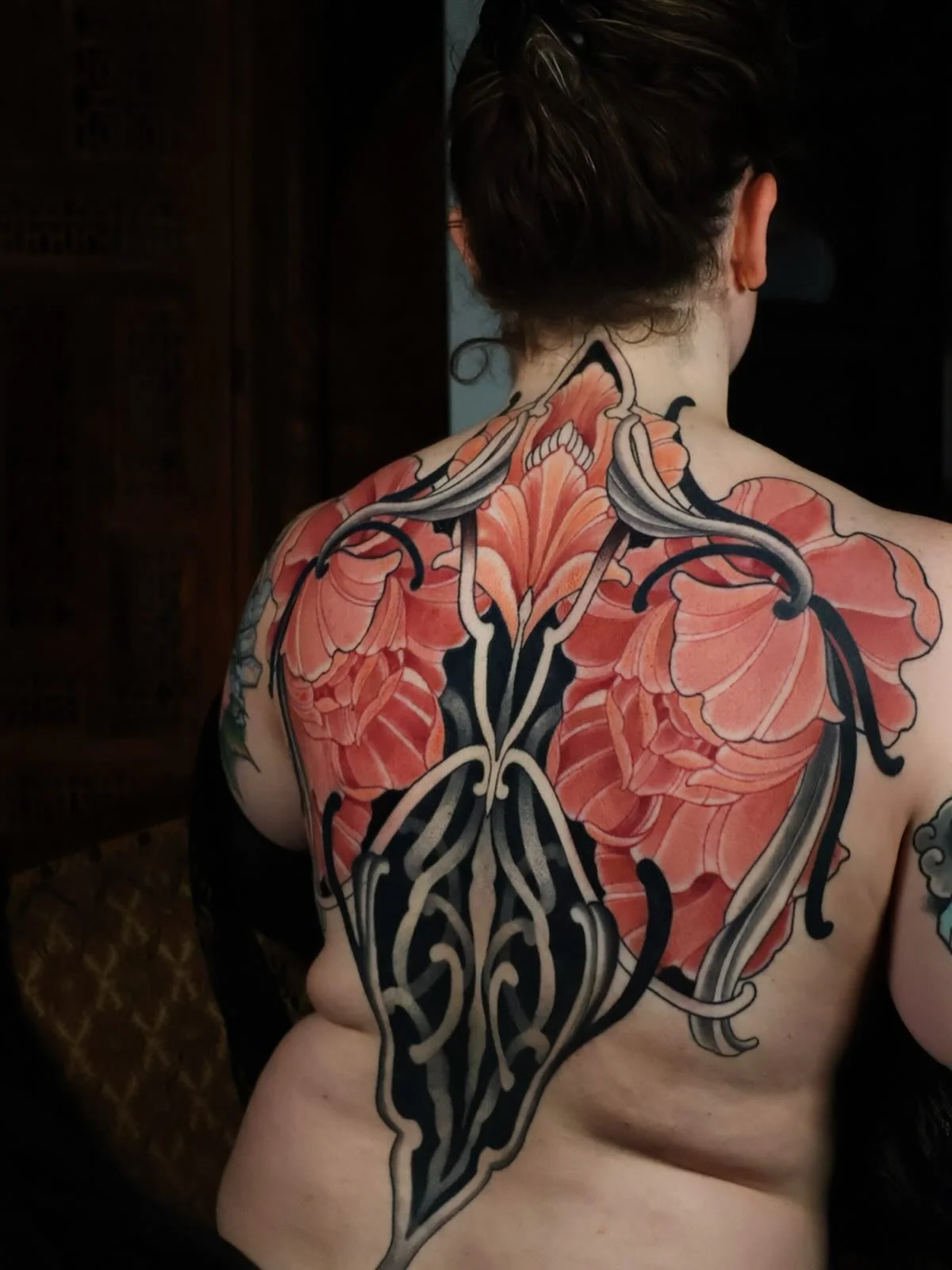 &bull;&bull;Neo&amp;Nouveau&bull;&bull;
I was able to capture some shots this week of Natalie&rsquo;s back piece. Thank you so much for trusting me to create this concept for you🖤
.
.
.
.
.
#artnouveautattoo #floraltattoos #patattooartist #ornamenta
