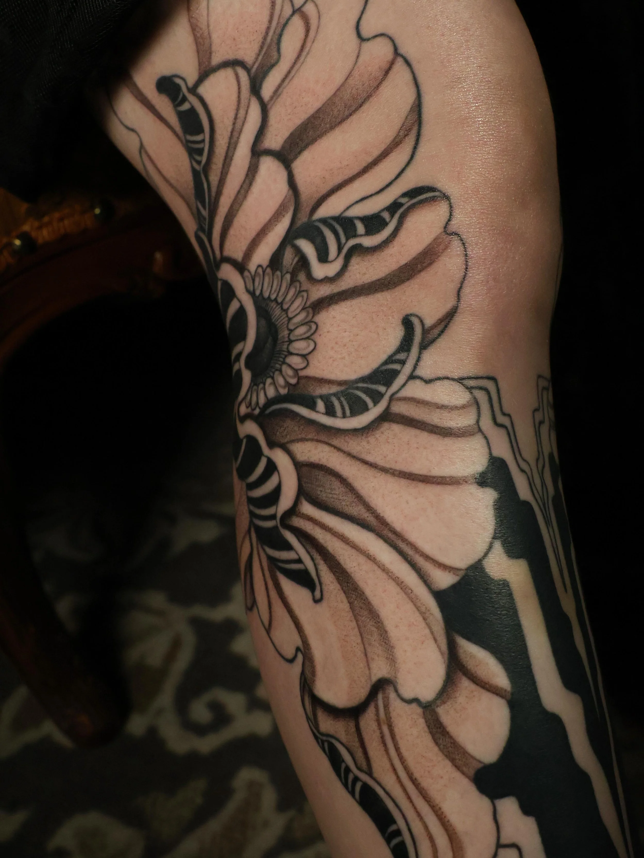 &bull;&bull;Details&bull;&bull;
A close up from this floral leg symmetry tattoo🖤 I love the velvet blacks.